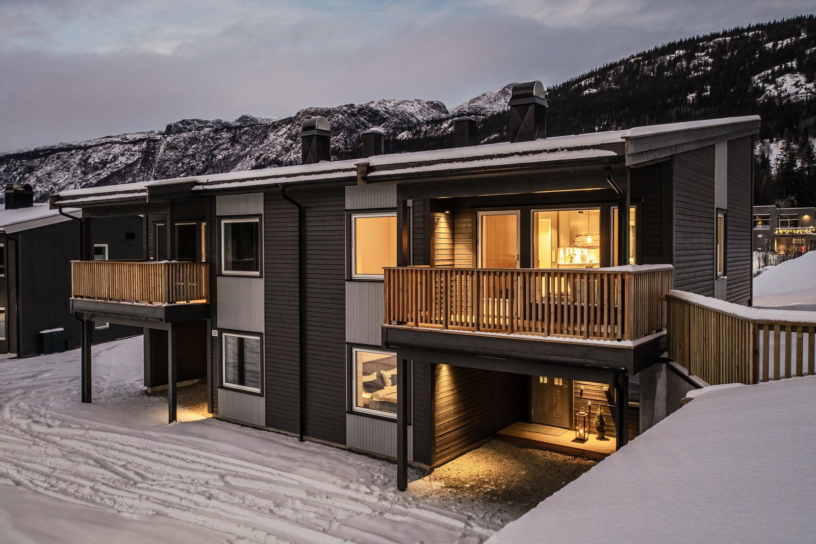 Det er fin utebelysning som gjør uteområdene lune og koselige. Galleribilde