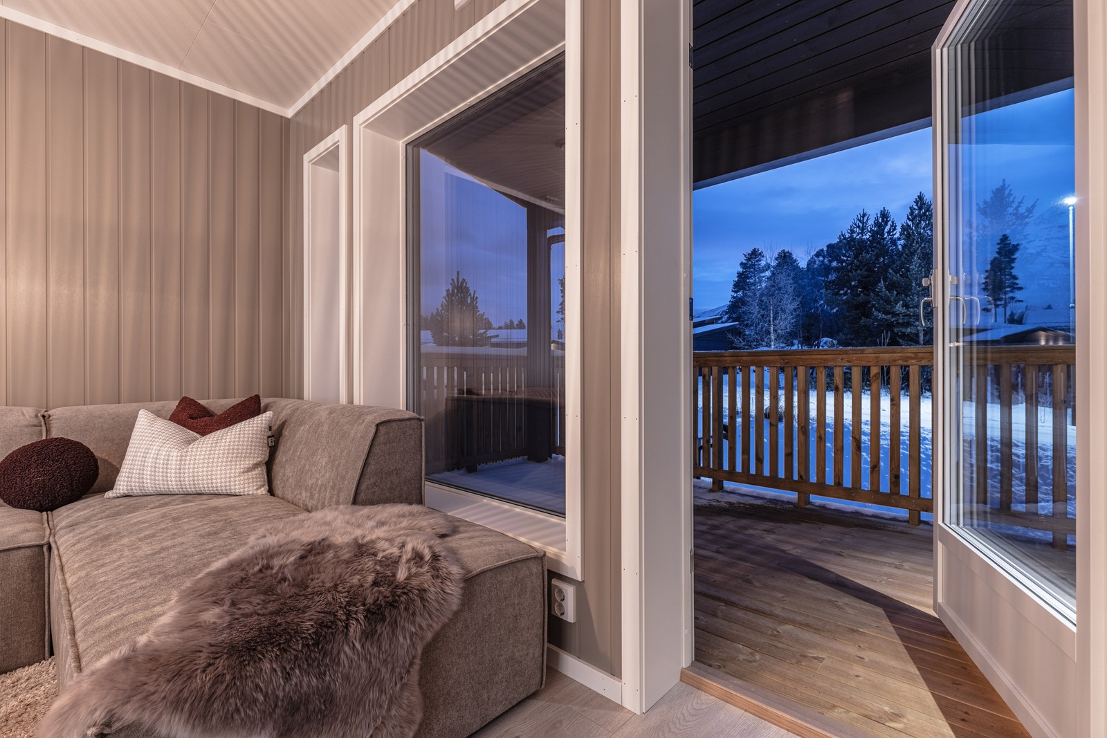 Med utgang til balkong fra stua og ut til hagen fra kjøkkenet får man en naturlig forlengelse av oppholdsrommet i sommerhalvåret. Galleribilde