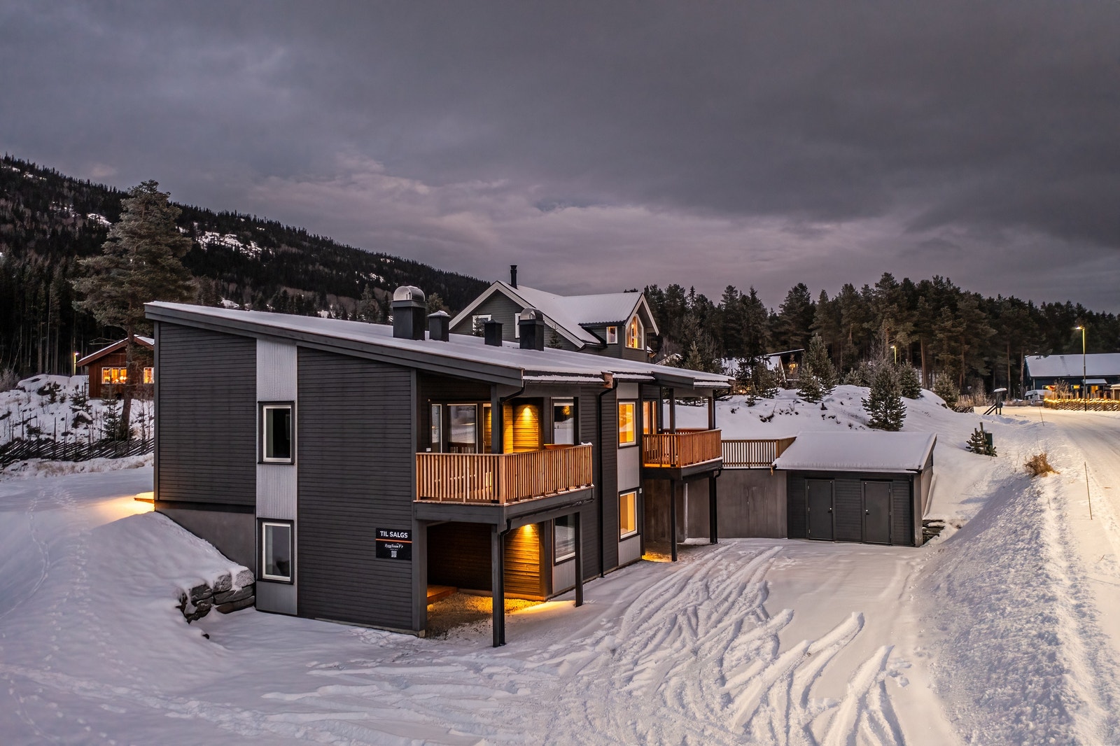 Stor og god parkering med plass for flere biler. Enkel adkomst til romslige sportsboder. Galleribilde