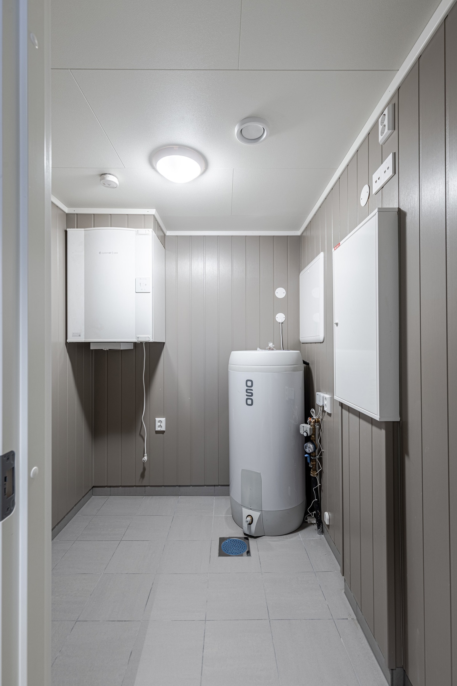 Praktisk innvendig bod/teknisk rom med tilgang fra entré/hall. Galleribilde