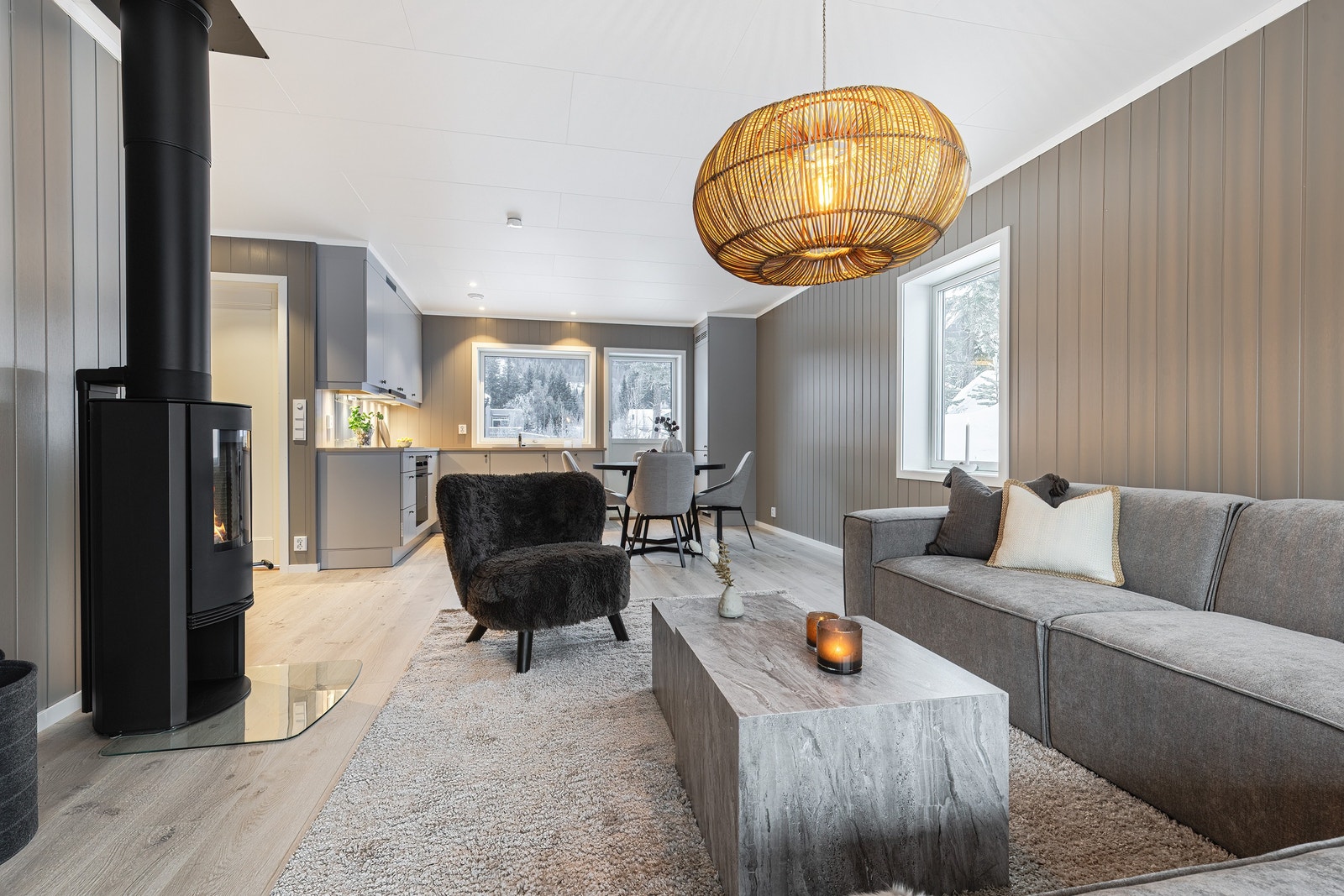 Velkommen til Svøovegen 130 og 132 og disse store, flotte og nyoppførte tomannsboligene fra ByggTeam/Bolig Partner.
Perfekt familiebolig, med romslig oppholdsrom, fire gode soverom og to bad. Galleribilde