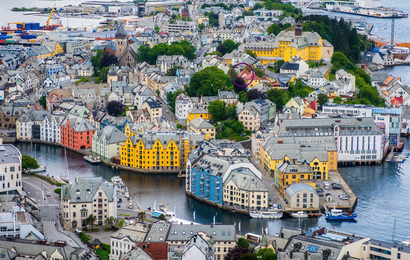 Beliggenheten er meget sentral på østre Aspøya, nær skoler, barnehage og Brunholmen, kun et par hundre meter fra Hellebroa og alle sentrumsfunksjoner. Galleribilde