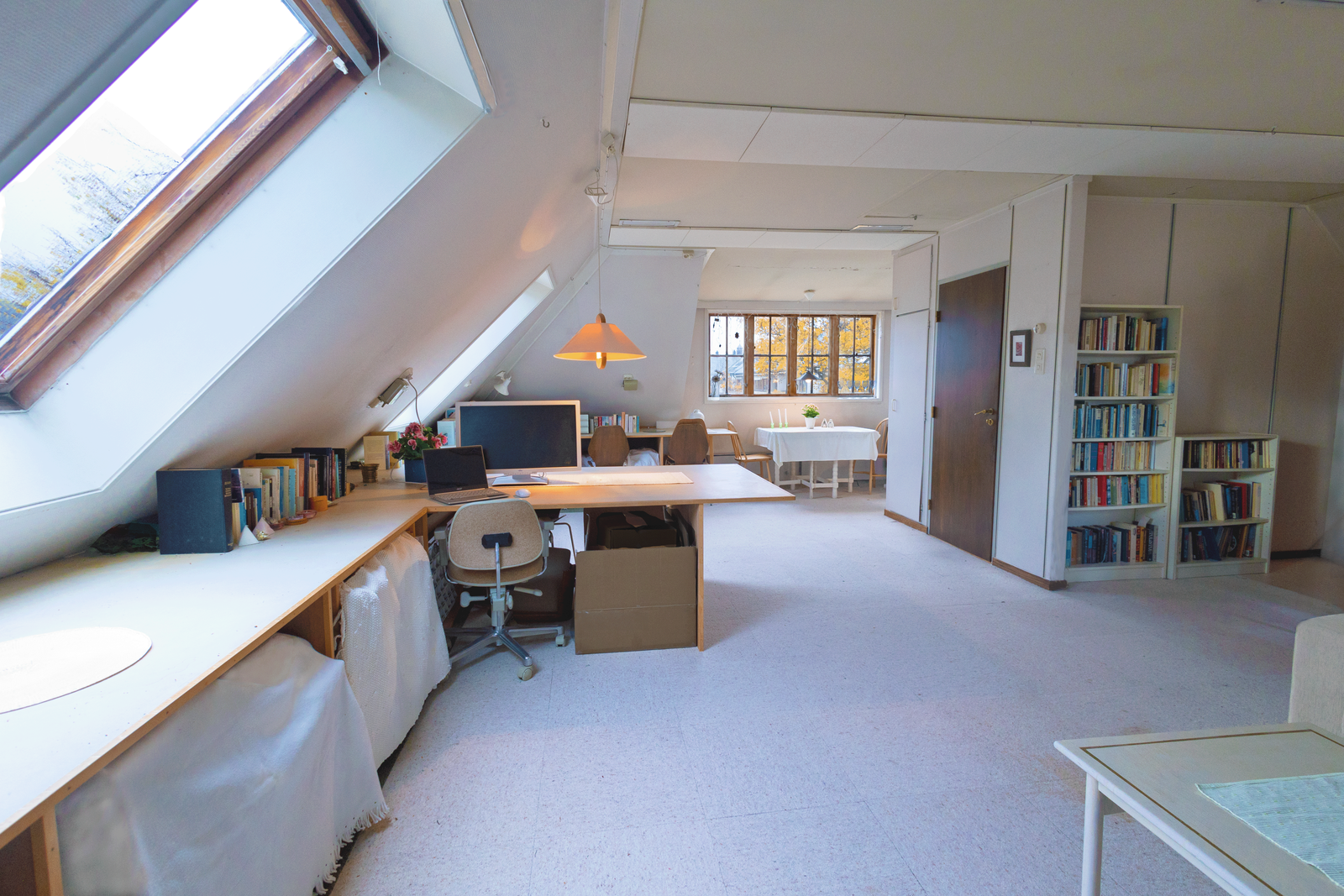 Loftskontoret er meget lyst og vennlig, med et hovedrom på 49 m2 i tillegg til kjøkkenkrok og WC-rom. Kontoret har egen inngang via utvendig trapp. Galleribilde