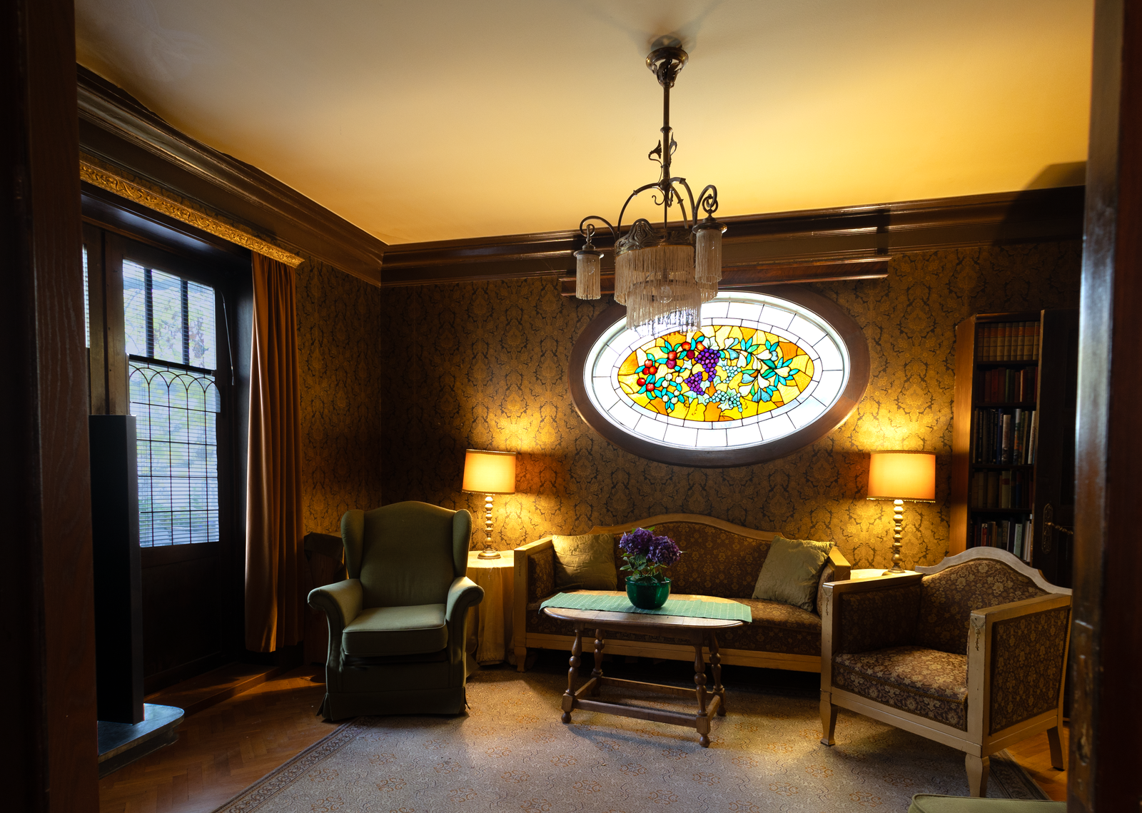 Stuen i det sørvestre hjørnet er opprinnelig spisestue, men er nå brukt som bibliotek og TV-rom. Den har et vakkert glassmaleri i Jugendstil. Galleribilde