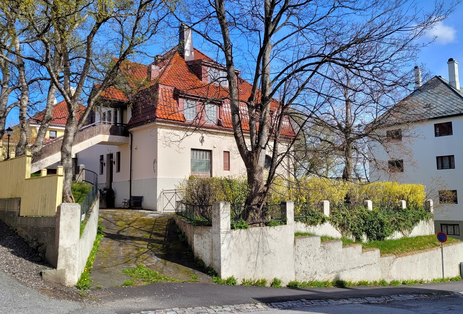 På nordvestsiden ligger innkjørsel til garasje og bakgård med plass til tre biler. Galleribilde