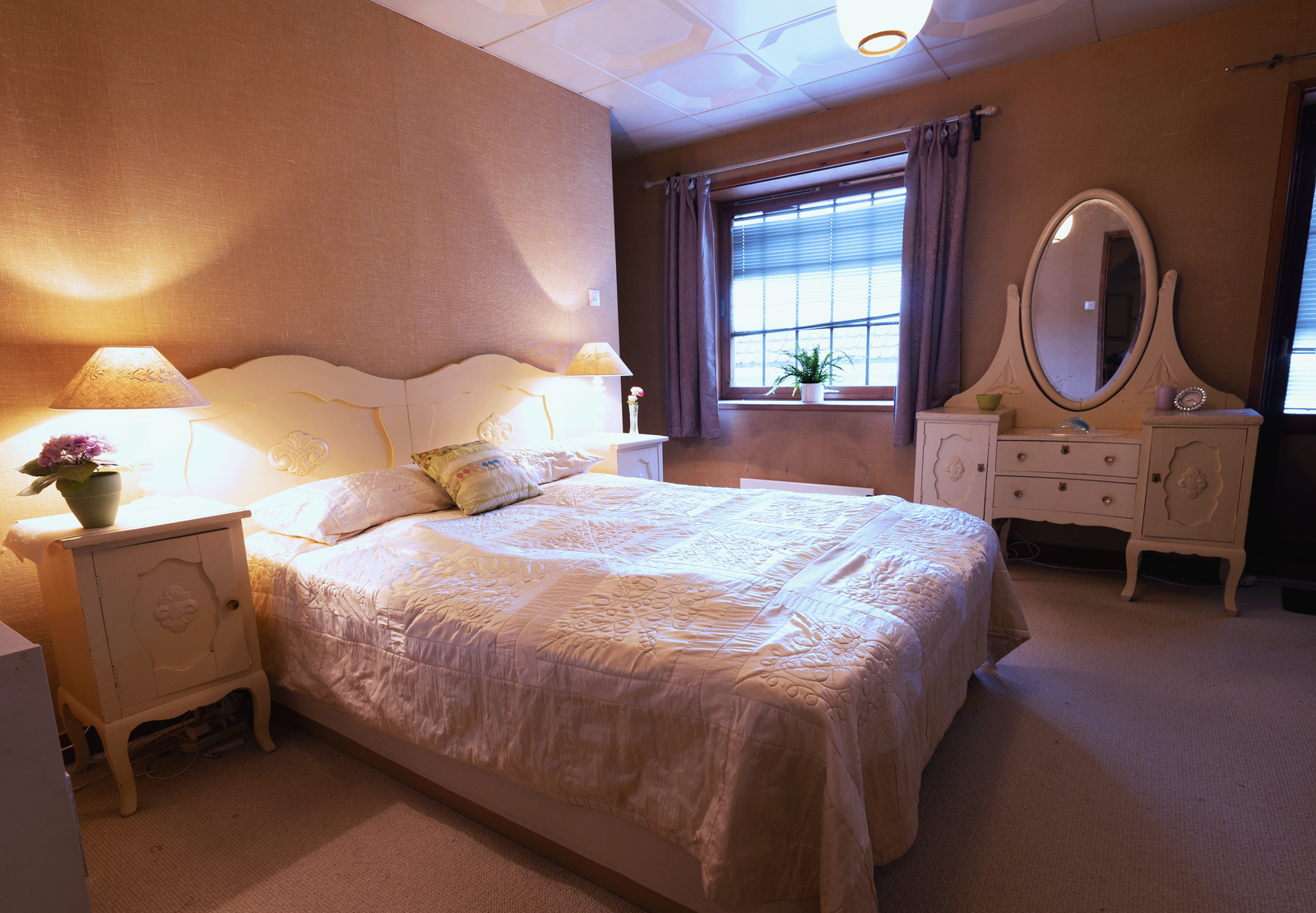 Ett av soverommene i 2. etasje, mot nordøst. Taket er senket med en nydelig aluminiumshimling. Galleribilde