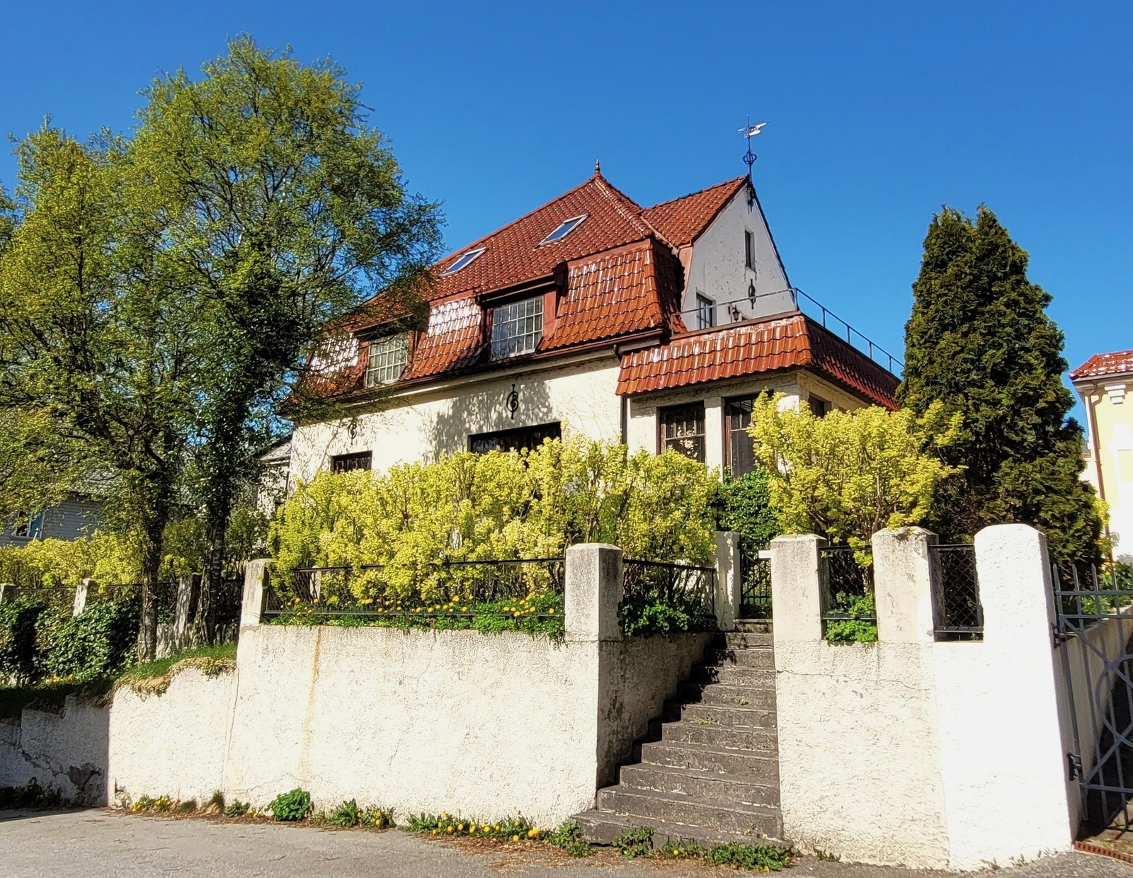 Hovedinngangen ligger på sørsiden i gaten Helleborg. Galleribilde