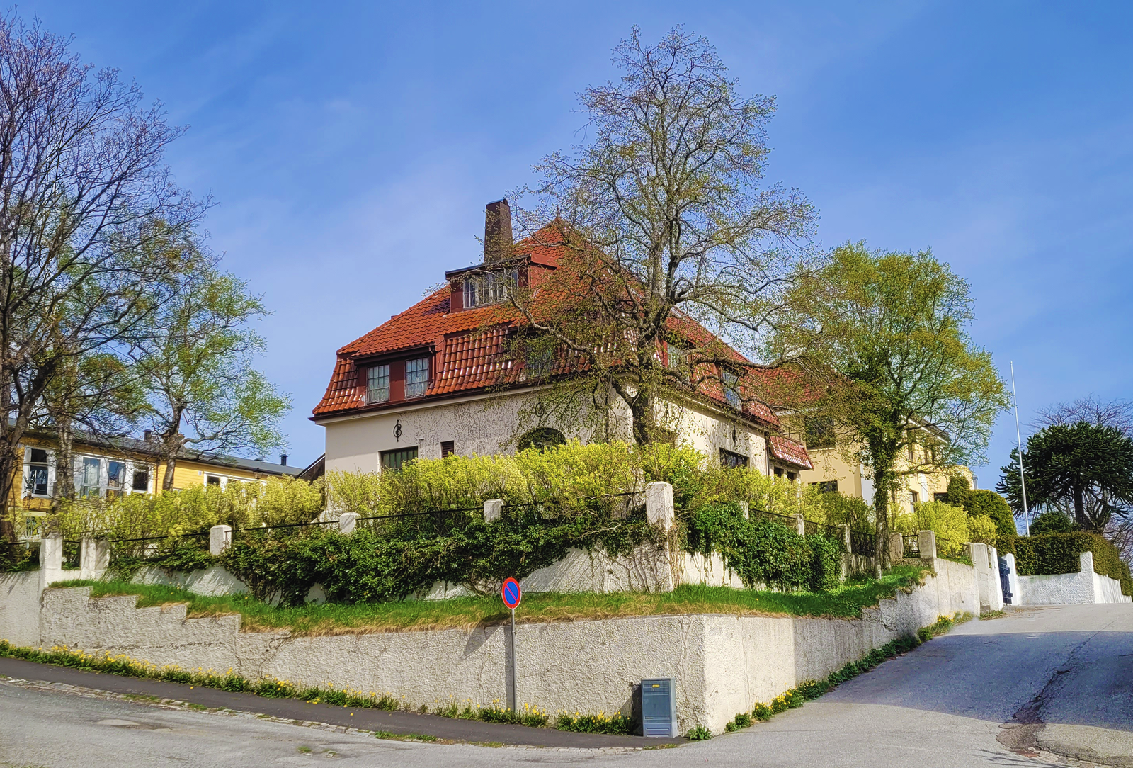 Denne herskapelige villaen fra 1922 ligger høyt og tilbaketrukket fra gatene Helleborg og Hellegata. Galleribilde