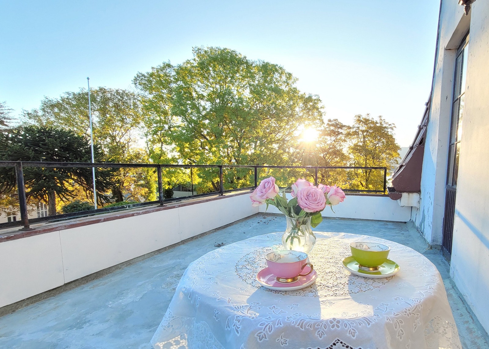 Deilig altan på 22 m2 i 2. etasje, vendt mot øst, sør og nord. Her kan man sole seg, samles til lystig lag eller se på stjernehimmel, nordlys og fyrverkeri. Galleribilde