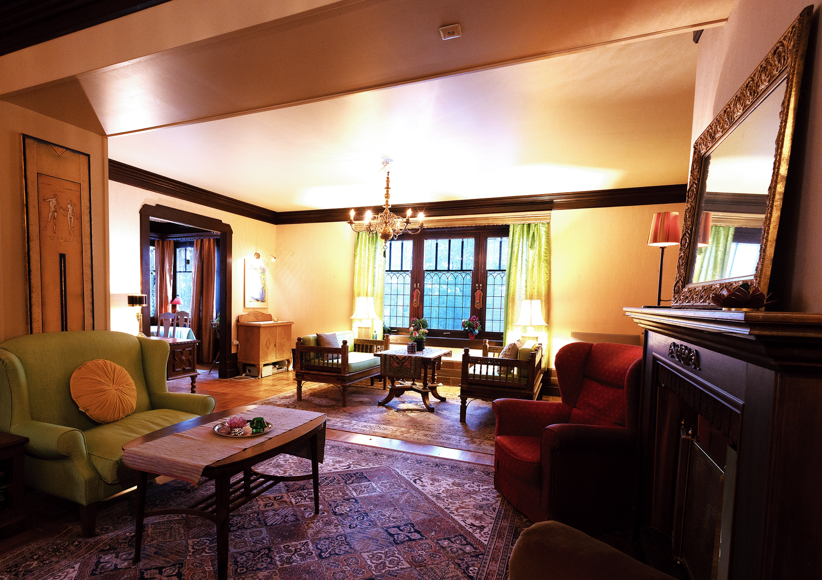 Salongen på 58 m2 har stor peis, parkett, vakre, høye lister og blyvinduer. Bak til venstre sees hagestuen, nå brukt som spisestue. Galleribilde