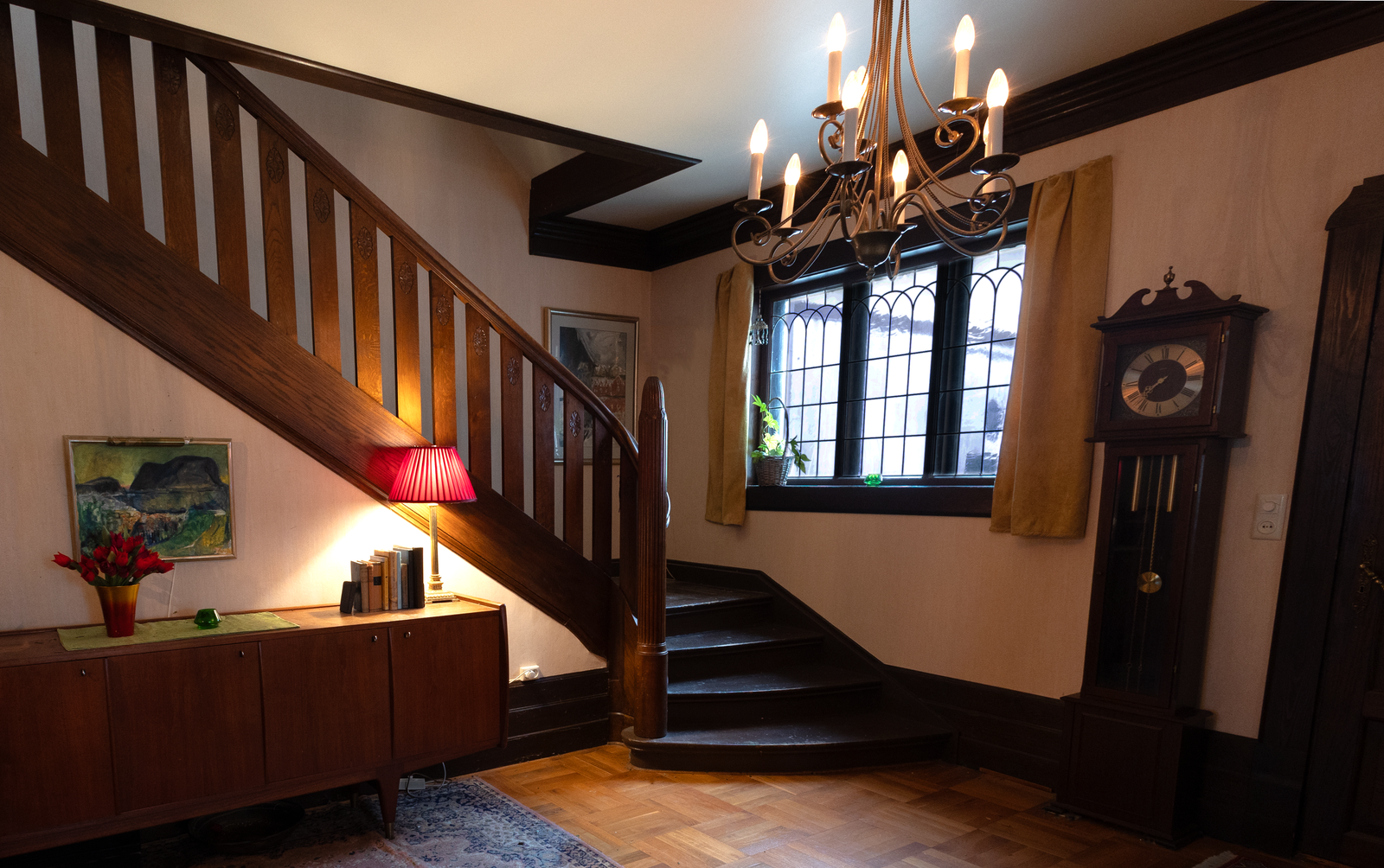 Mot nord har salongen en flott trapp opp til 2. etasje. Til høyre er hovedinngangen til huset. Galleribilde