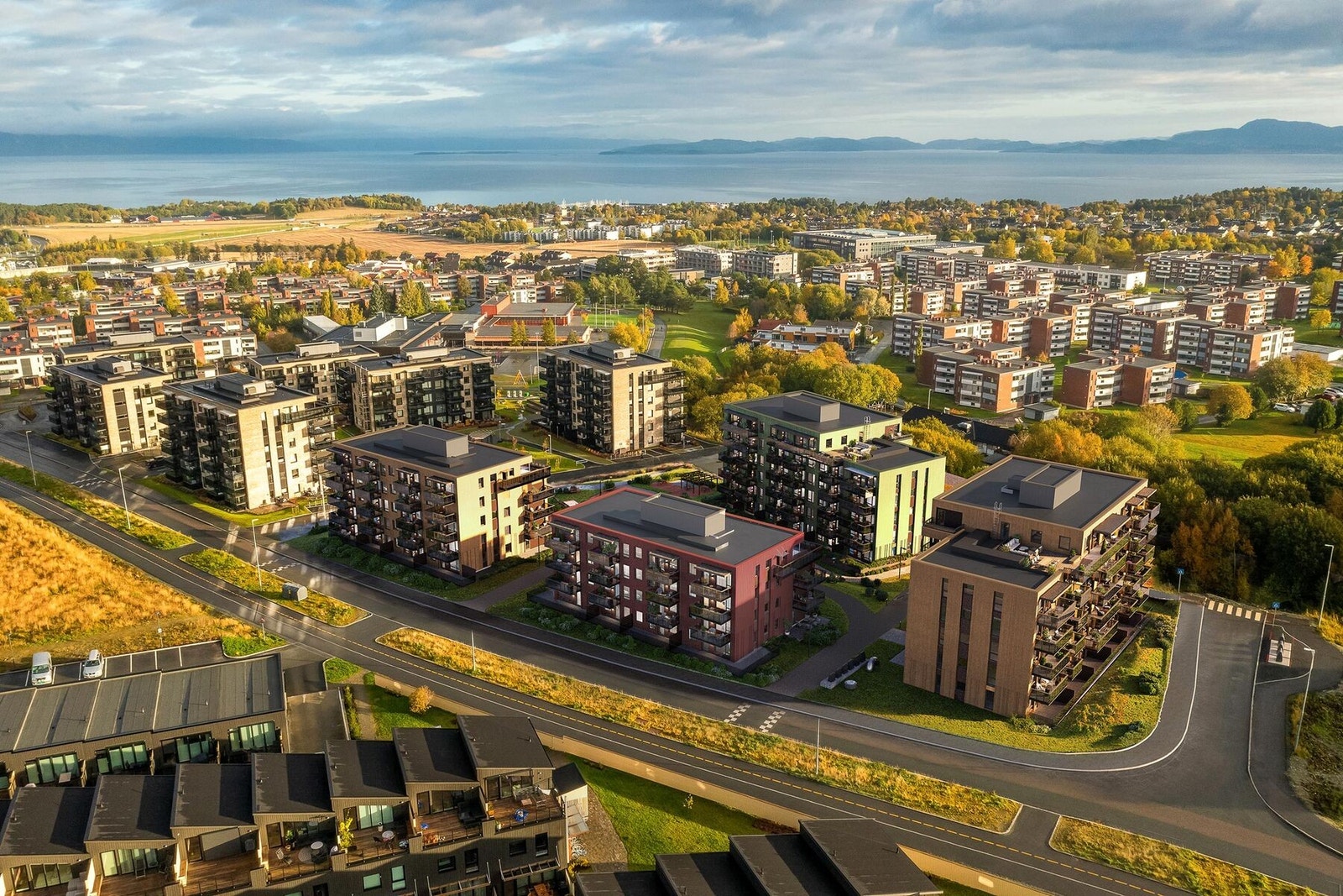 Prosjektet ligger midt i mellom by- og friluftliv på Strindalia, i grønne og fredfulle omgivelser. Illustrasjon, avvik vil forekomme. Galleribilde