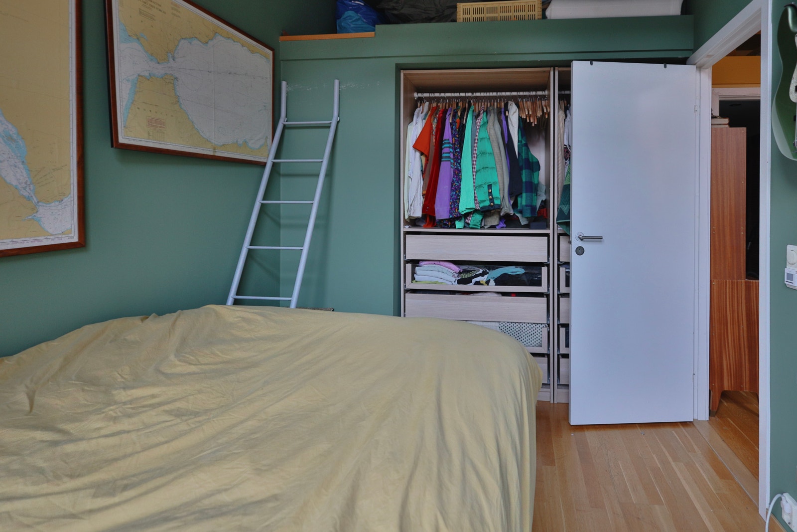 Wardrobe will be completely empty for you to use :) Galleribilde
