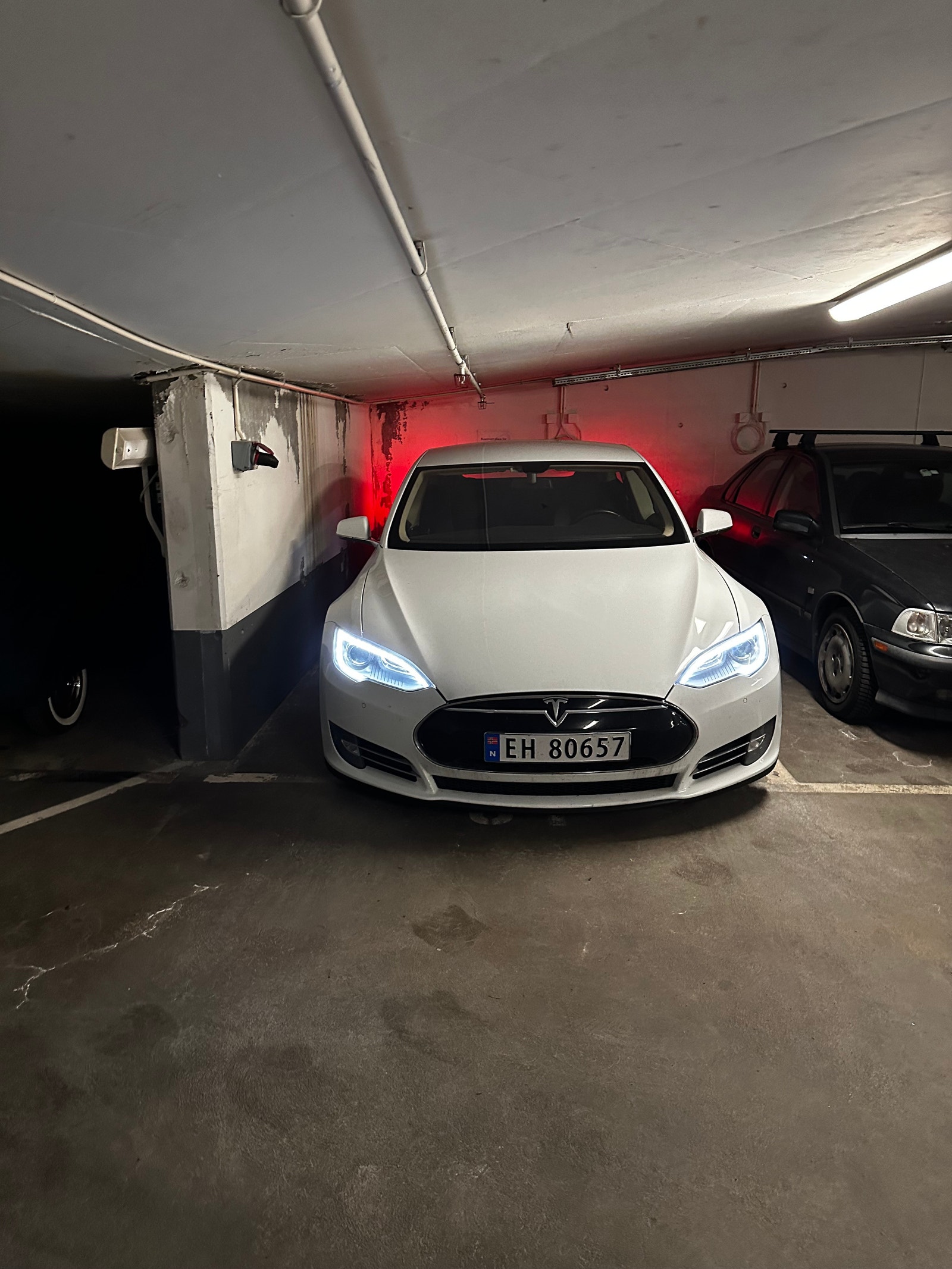 Plassert i hjørnet. Kun en bil ved siden av. God plass til en Tesla Model S Galleribilde
