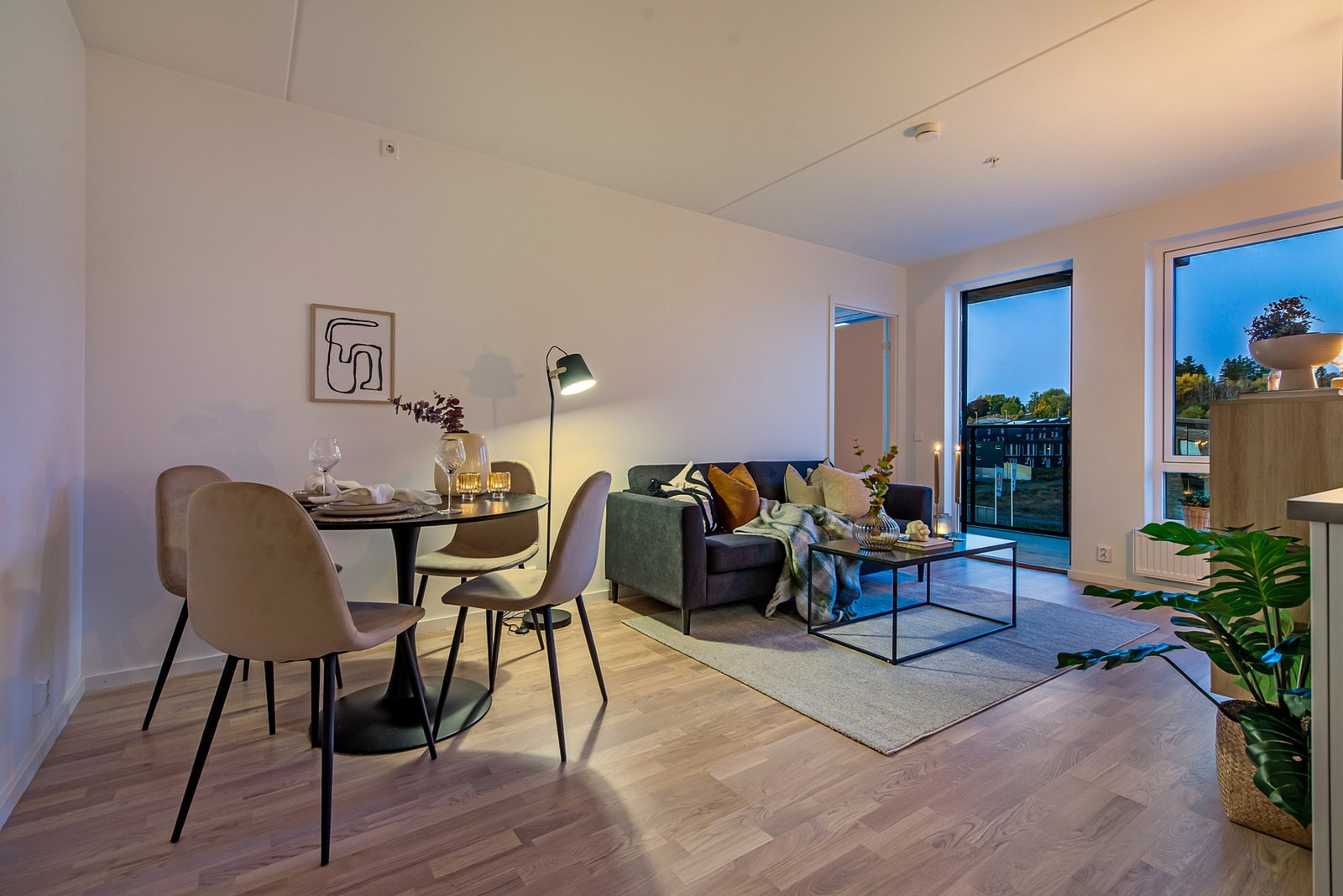 Leiligheten har en romslig stue-/kjøkkendel med et tilbaketrukket kjøkken. Bildene er tatt fra en annen leilighet i prosjektet, avvik vil forekomme. Galleribilde