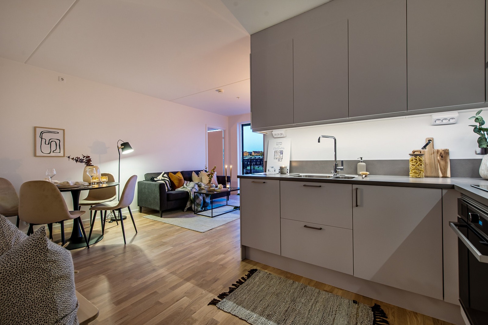 Leiligheten får et moderne hjørnekjøkken med integrerte hvitevarer fra kvalitetsleverandør. Galleribilde