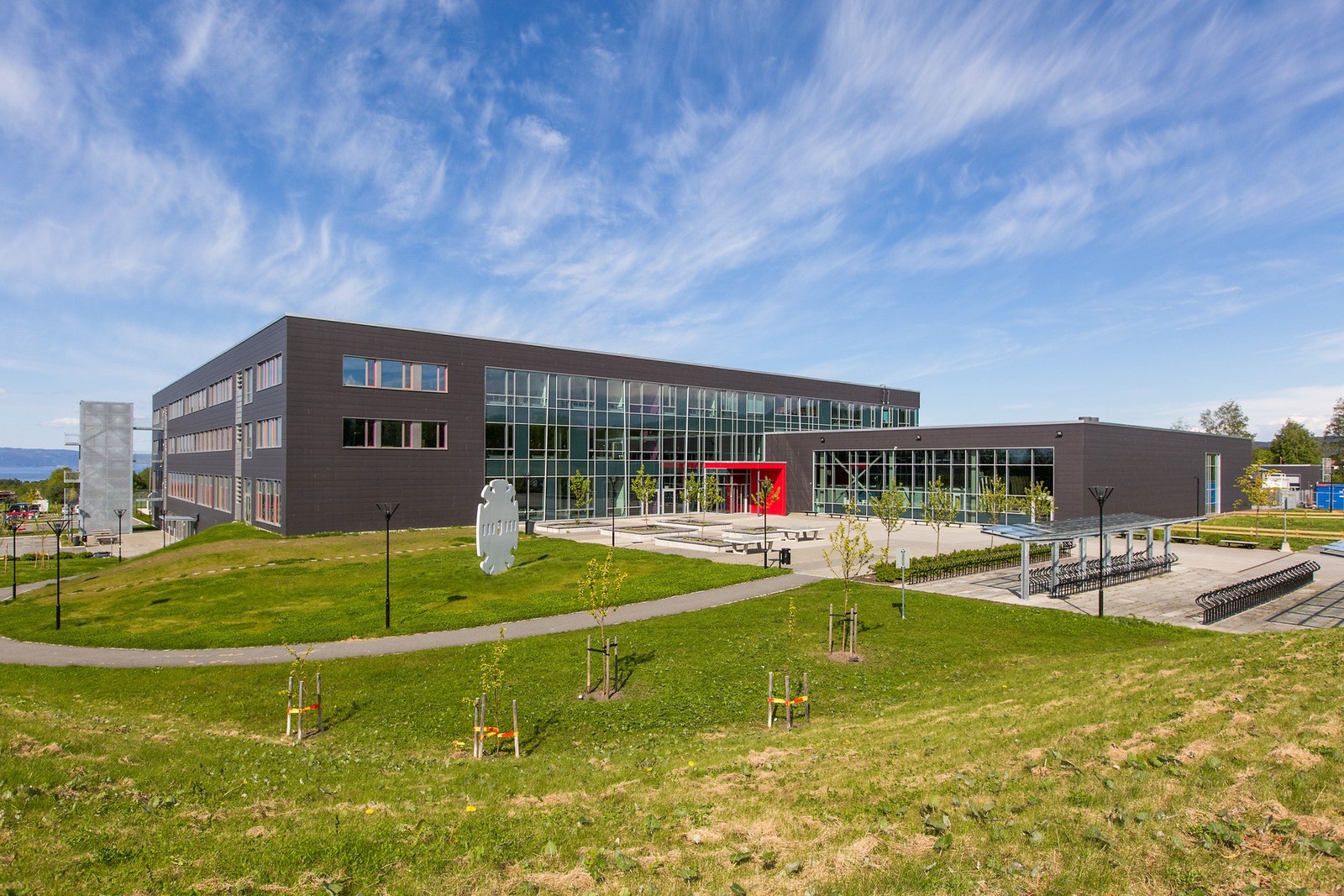 Både barneskoler, ungdomsskoler og Videregående skoler like i nærheten. Galleribilde