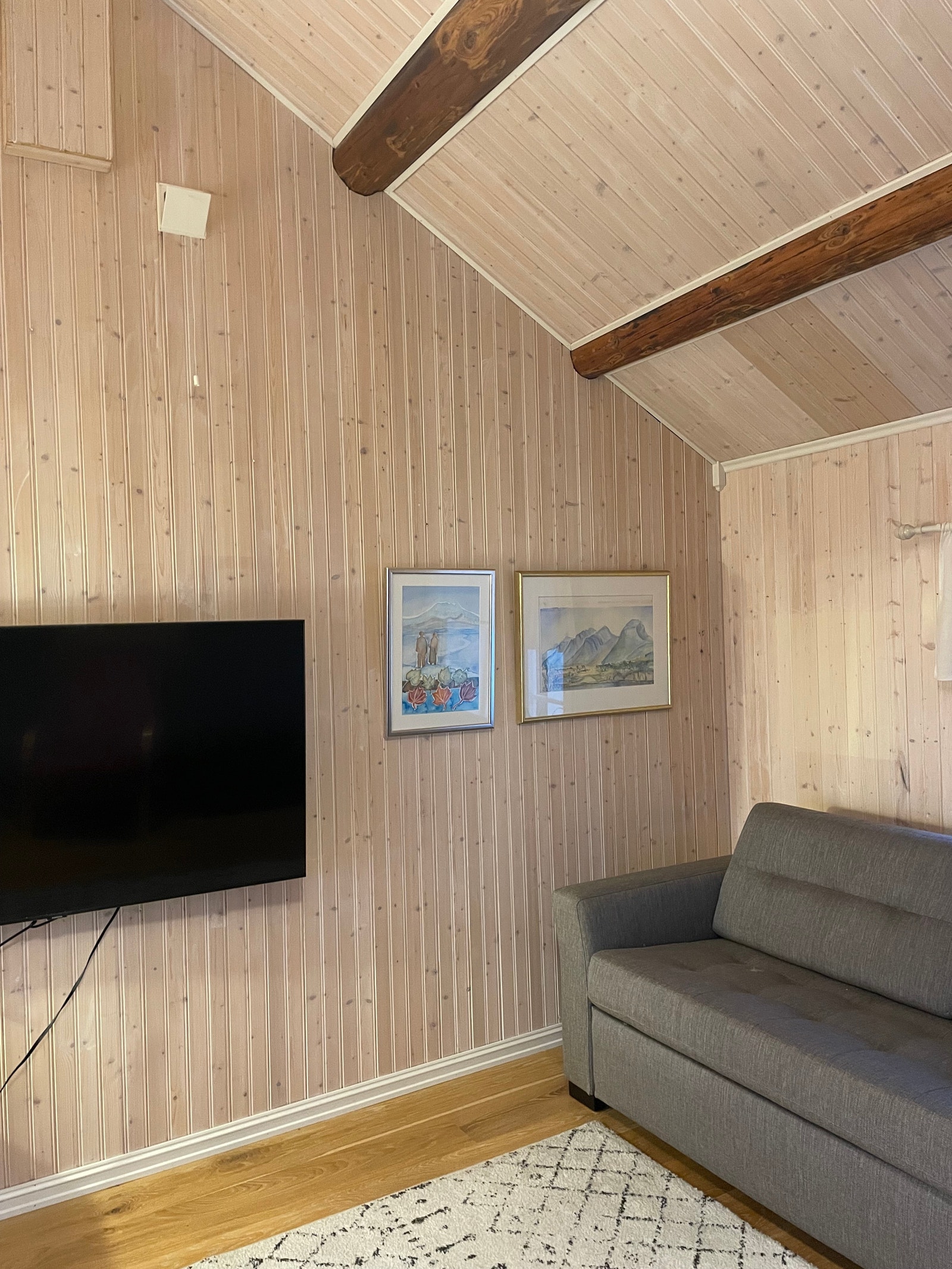Tv-krok. Loftstuen har god plass og omgjøres lett til gjesterom med en god sovesofa. Galleribilde
