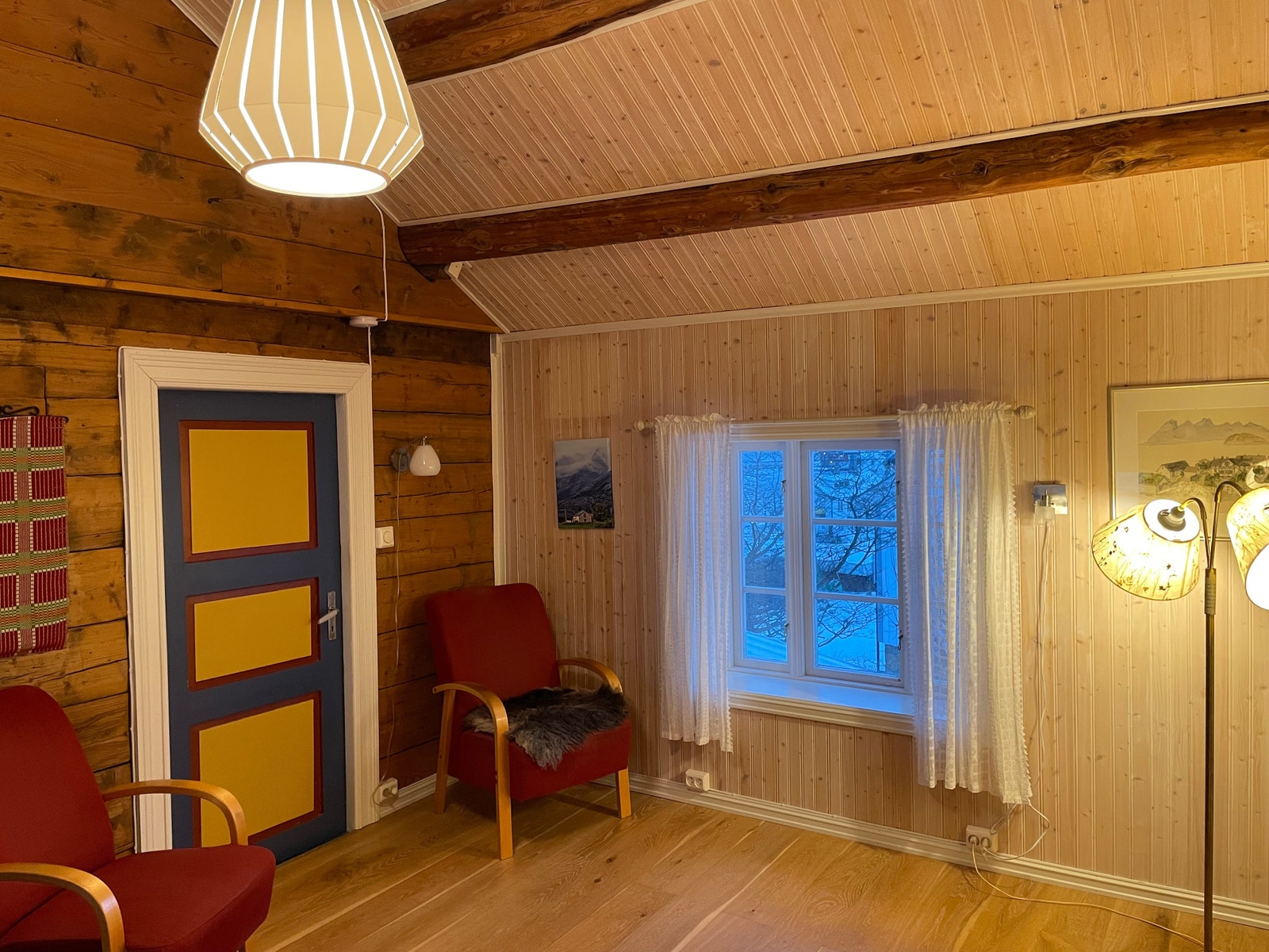 Loftstuen har gjennomgående lys. Galleribilde
