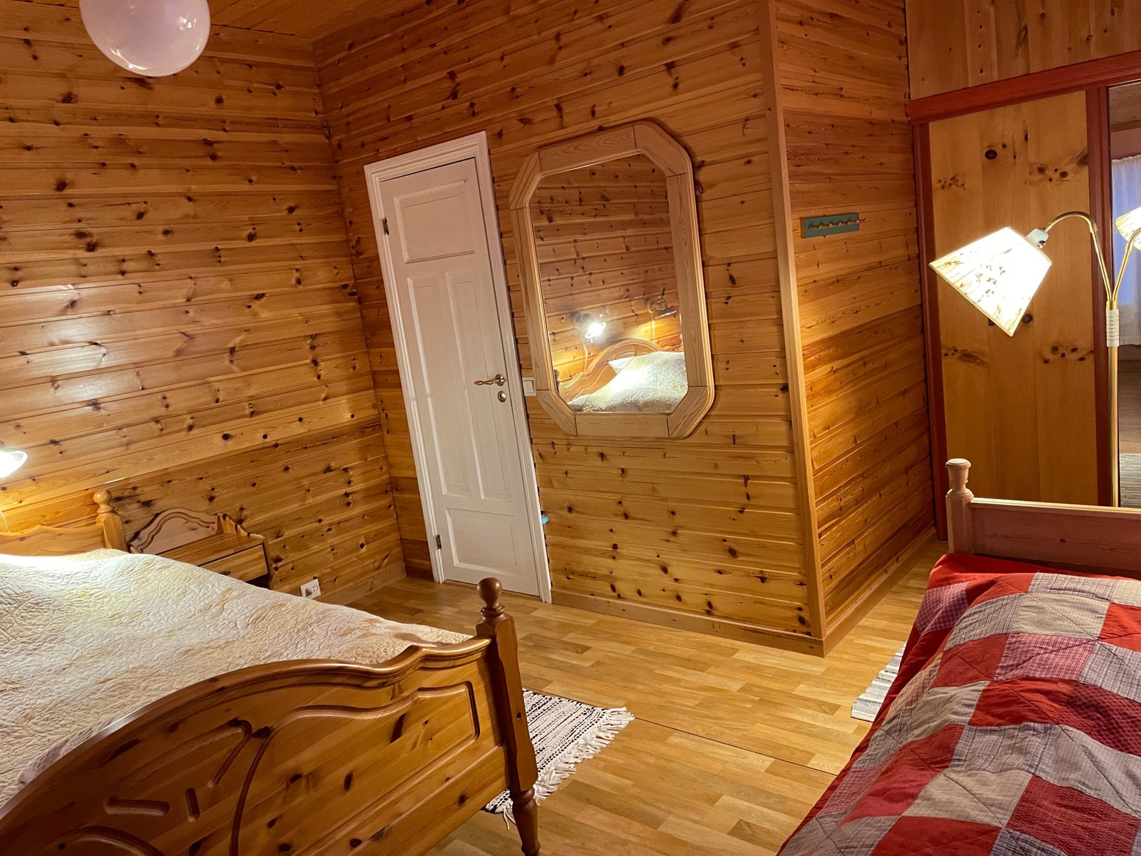 Dør ut til stor lufte- og morgenkaffe-balkong ved skyvedørsgarderobe. Galleribilde