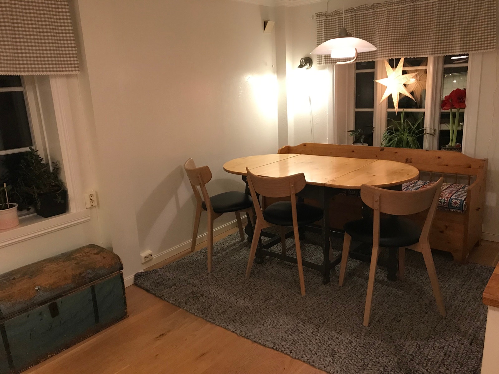 Spisekrok. Dette vinduet har utsikt mot havna og kystlinja langs Tjøttabygda. Åpen løsning mot trappeoppgang og stue. Galleribilde