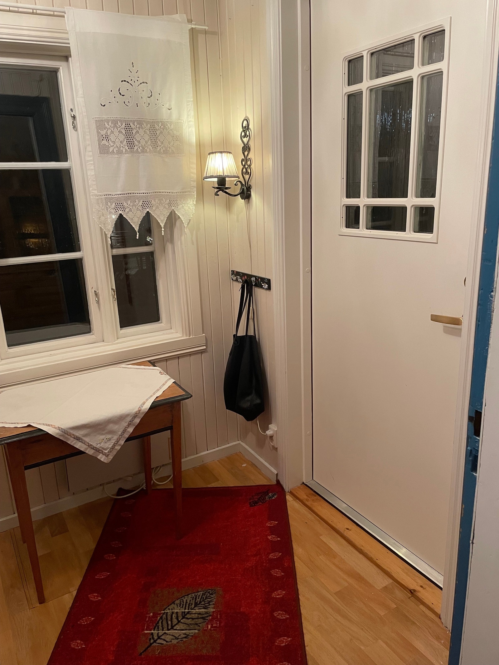Hovedinngang på husets framside. Her er også en skyvedørsgarderobe. Galleribilde