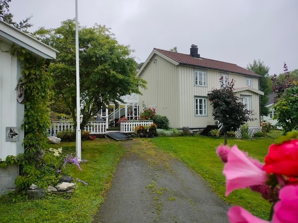 Katrinestua. Garasje til venstre. Galleribilde