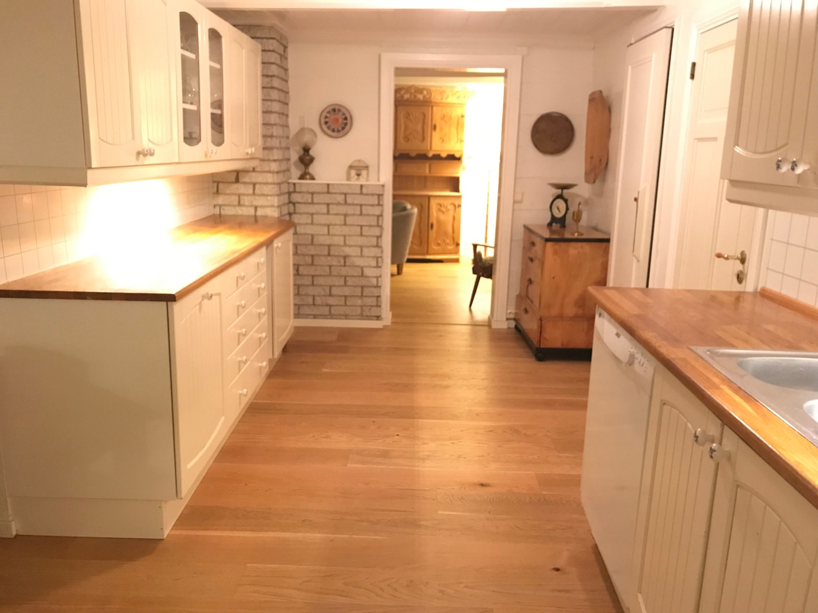 Kjøkkenet med åpning mot stue. Kjøkkenet har dør til kjølerom, samt til nyere del med vaskerom/bad/toalett. Galleribilde