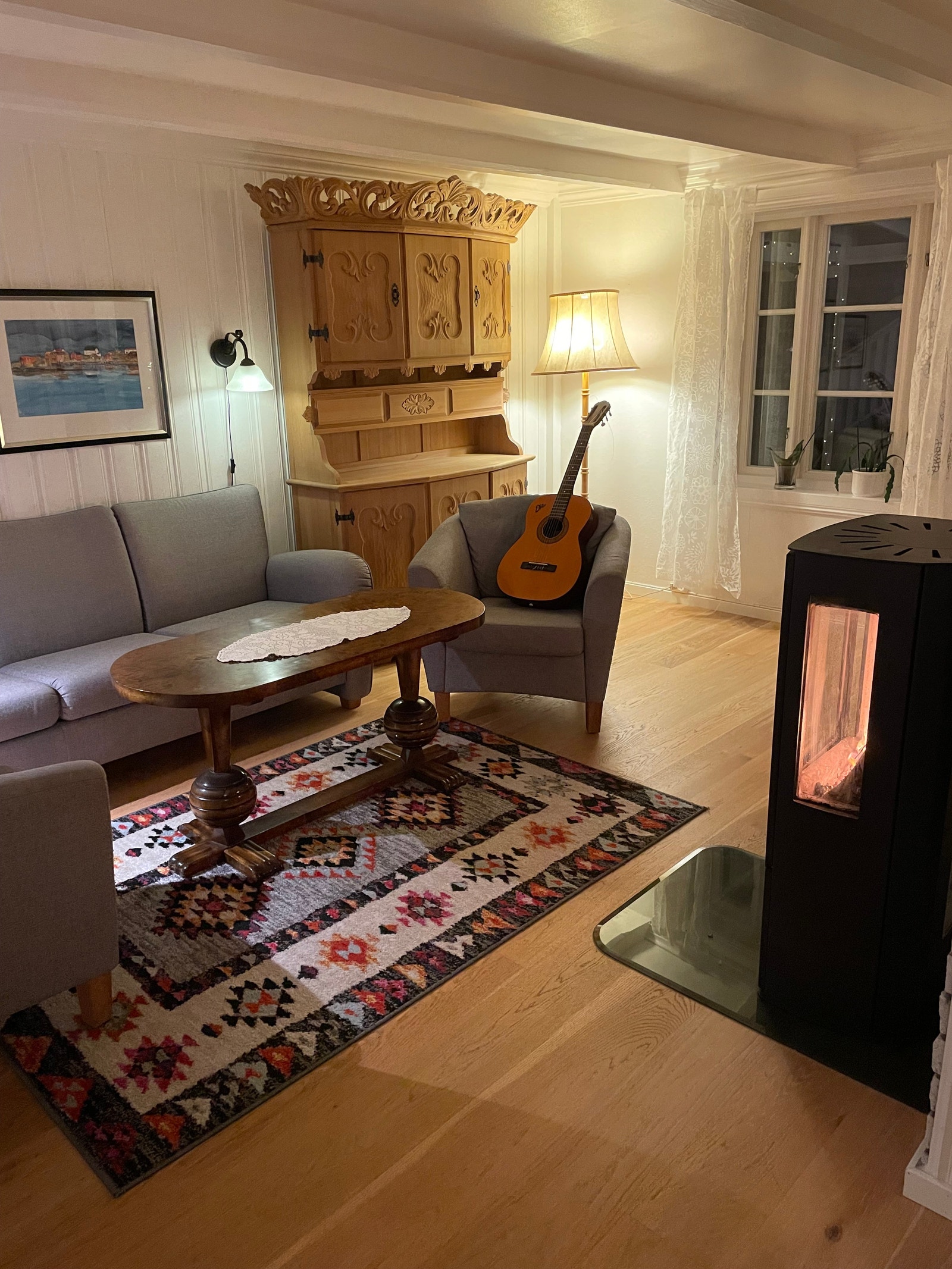 Stuen har gjennomgående lys. Vedovn som gir god og lun varme. Galleribilde