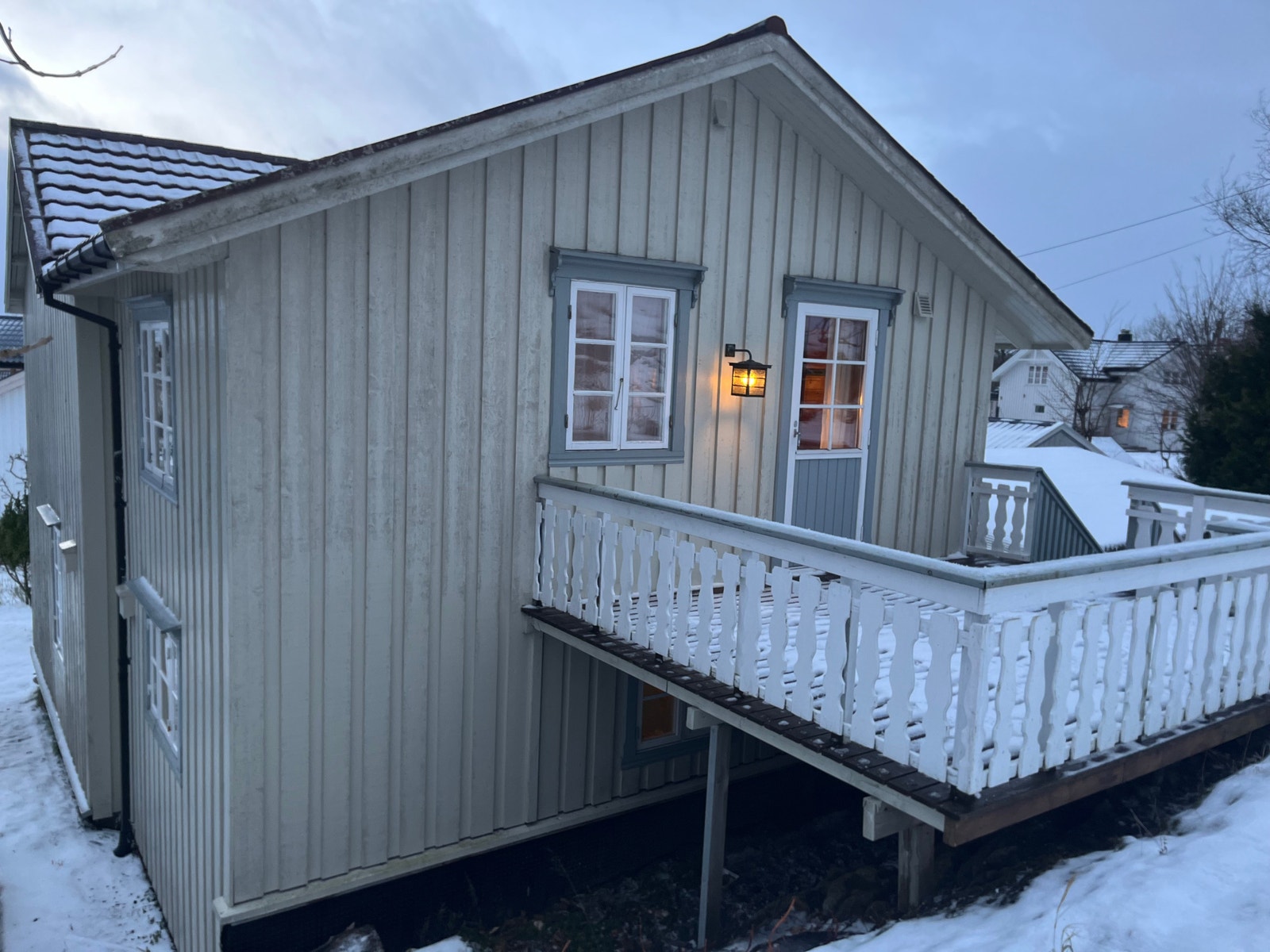 Bakre del av huset var nybygg i 1996. Balkongen med utgang fra soverom i 2. etasje har trapp ned til overbygget platting. Galleribilde