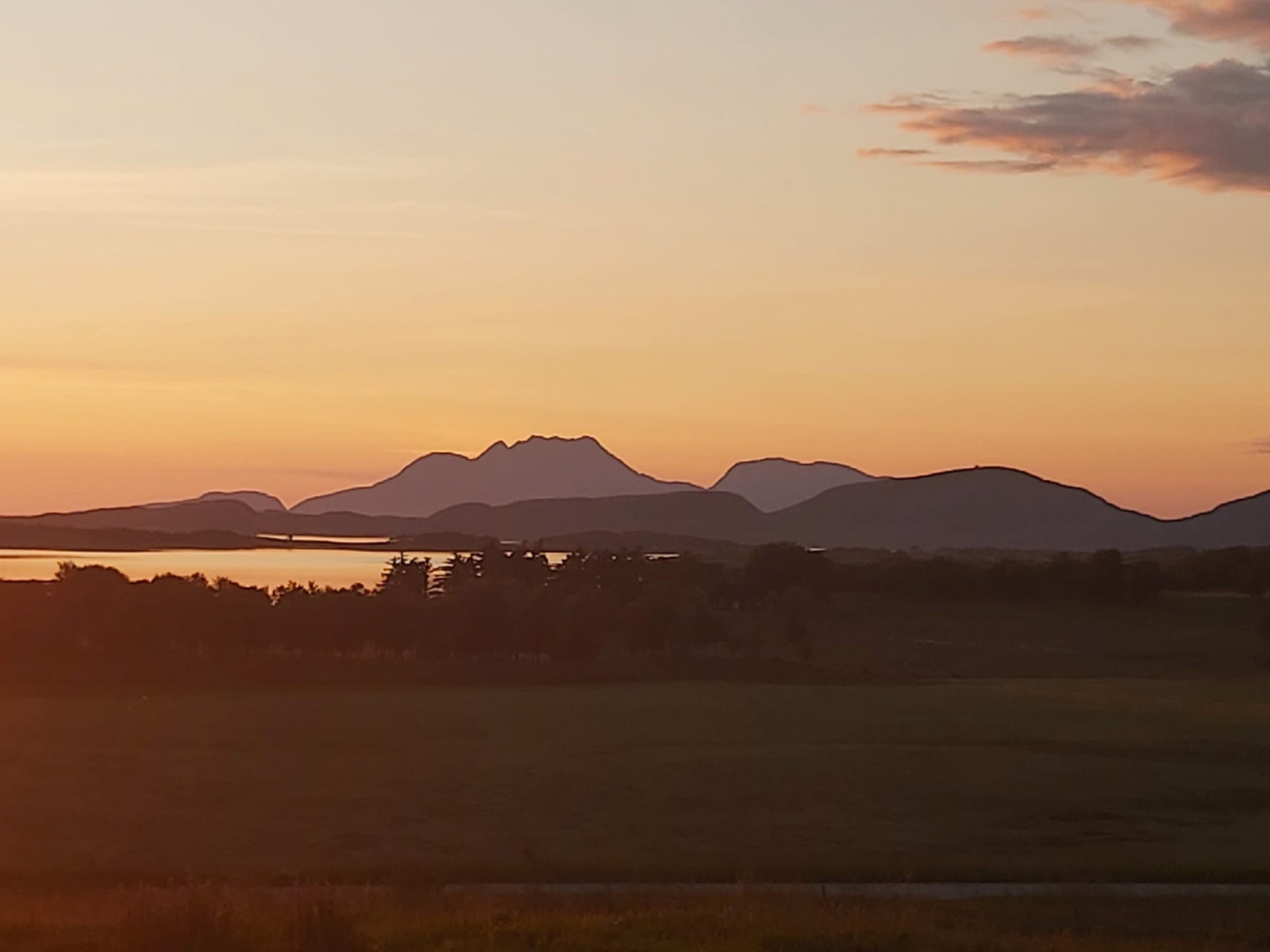Sommernatt på Kirkebakken. 400 meter til gamle Tjøtta gård og Tjøtta kirke. Galleribilde