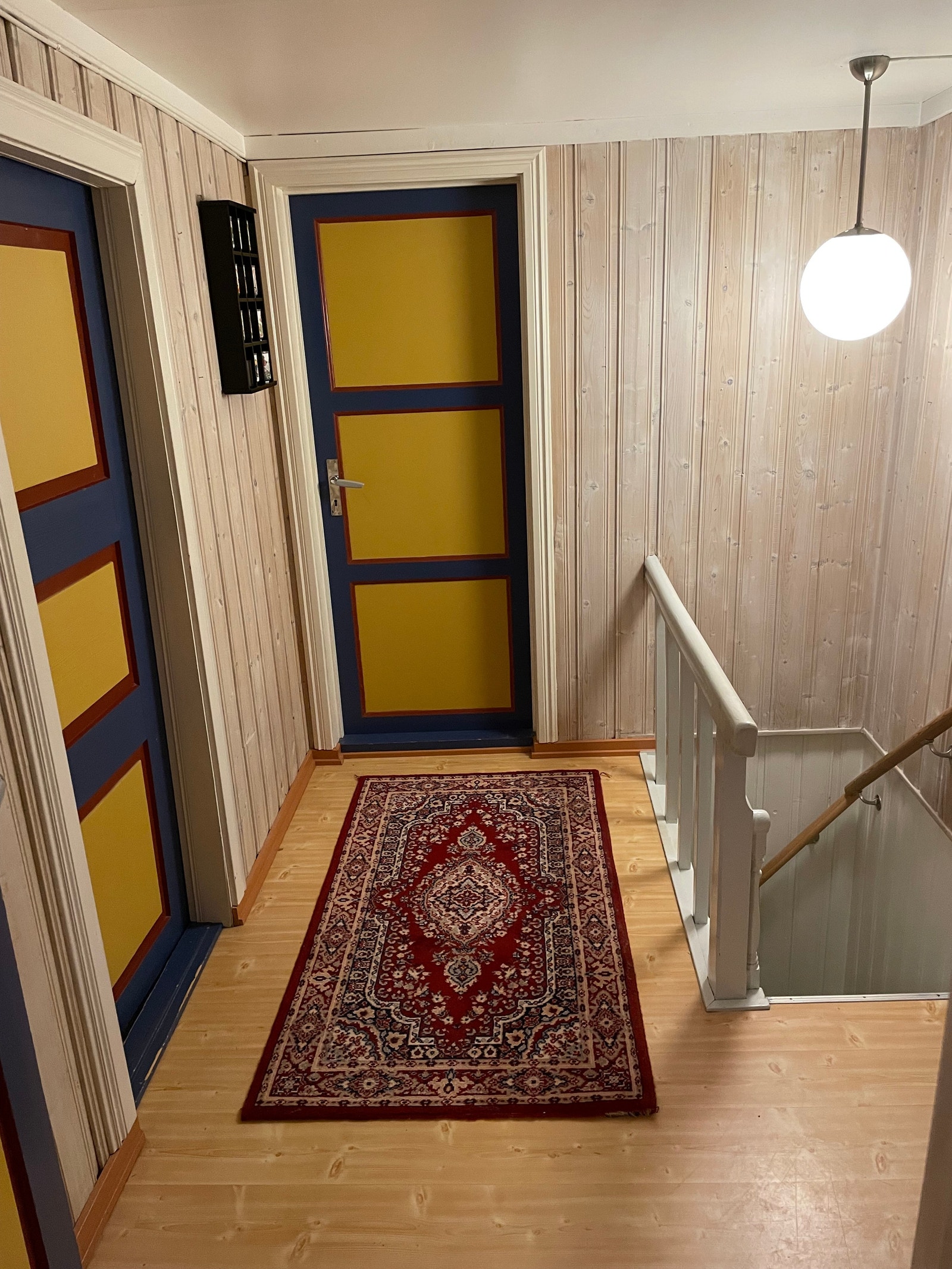 Ut fra loftstuen. Dør til soverom og dør til nybygg med garderoberom, soverom og bad. Galleribilde