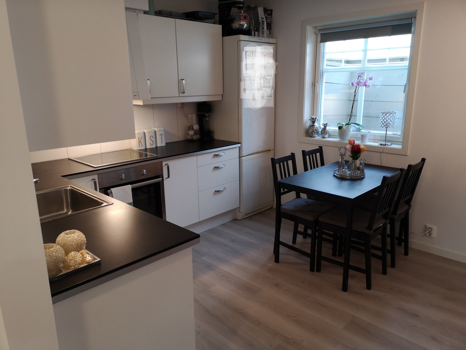 Kjøkken m/hvitevarer Galleribilde