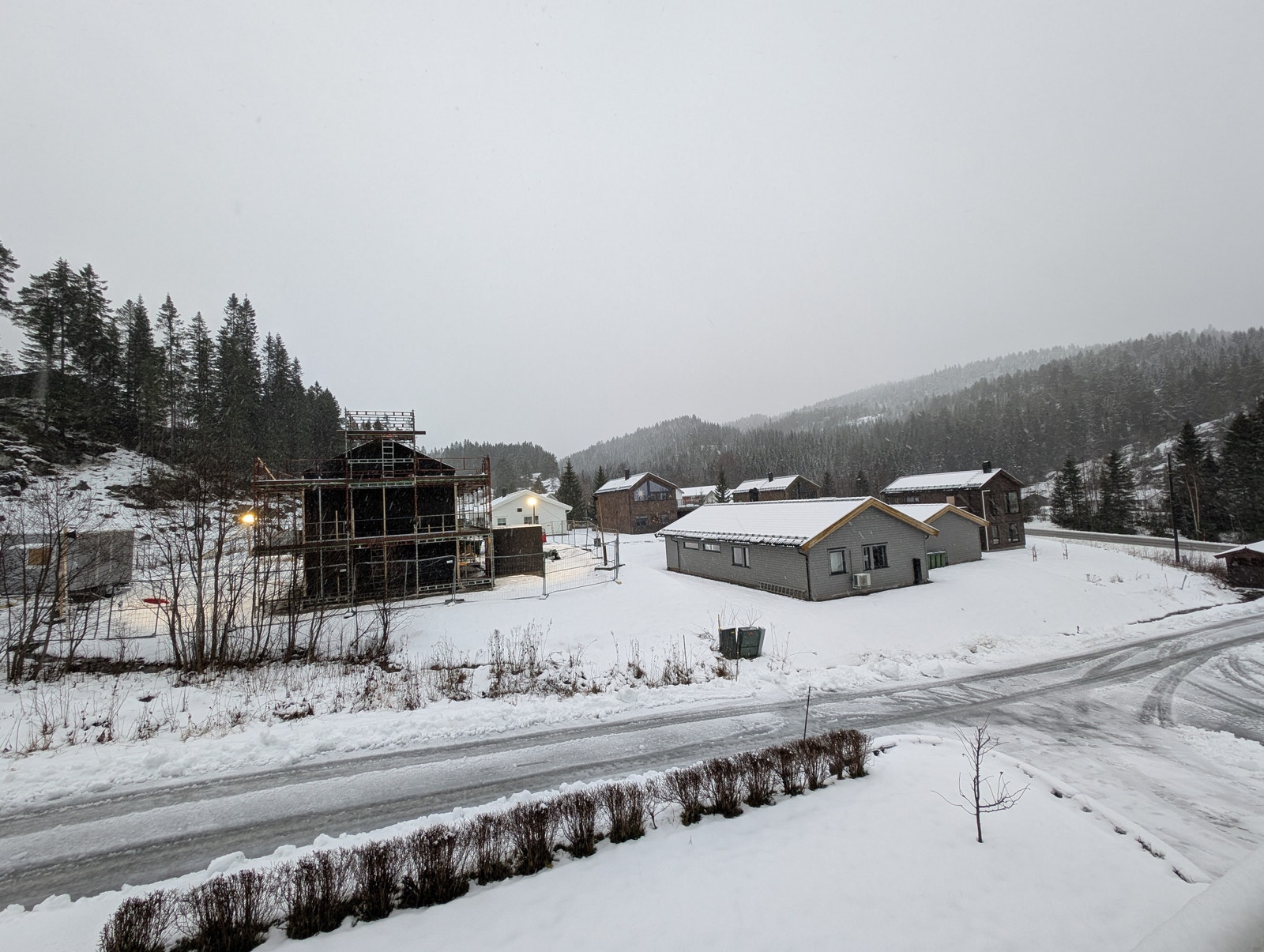 Nye hus oppført på nabojordet. Siste snart ferdig. Galleribilde