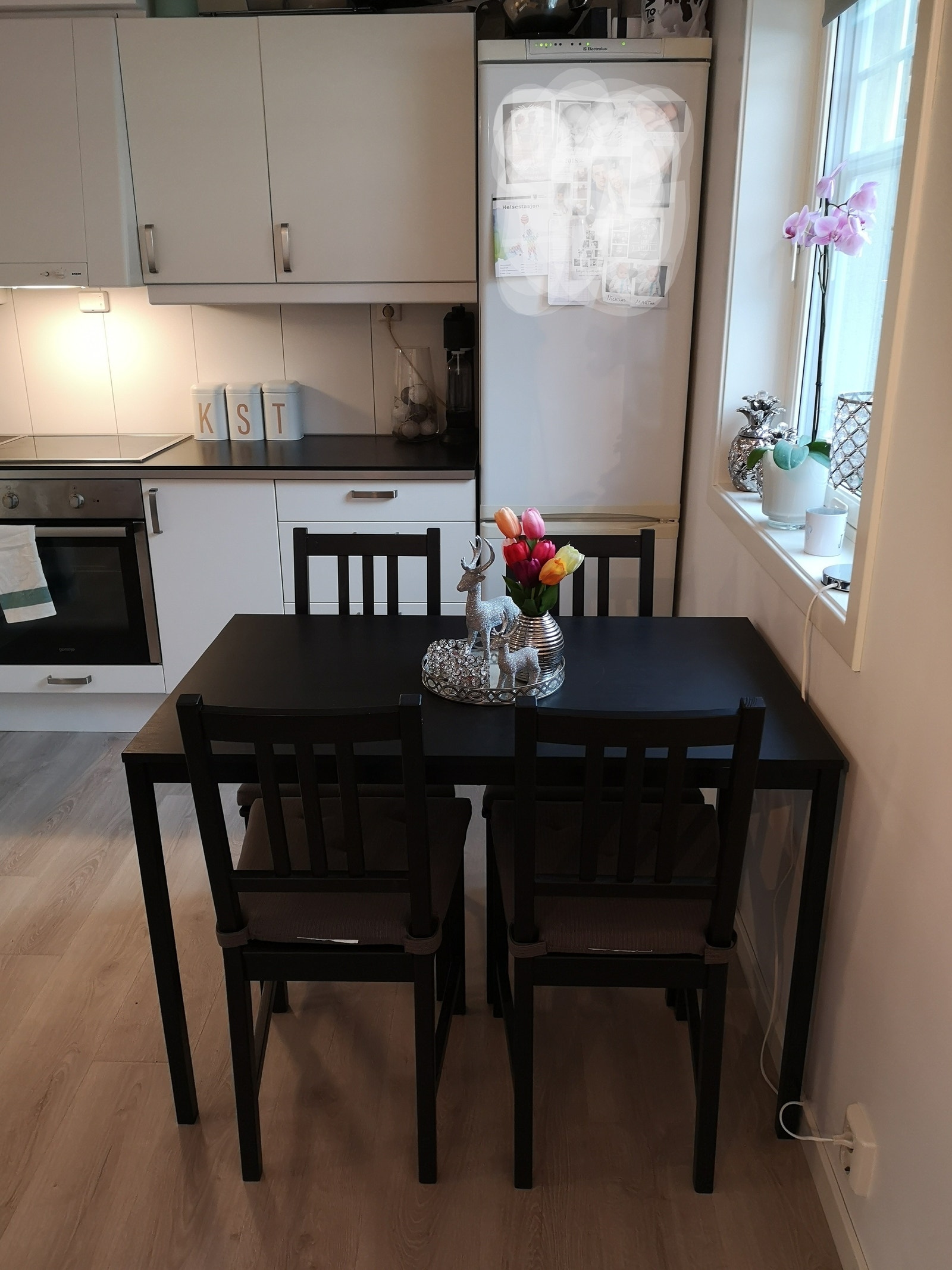 Kjøkken m/hvitevarer Galleribilde