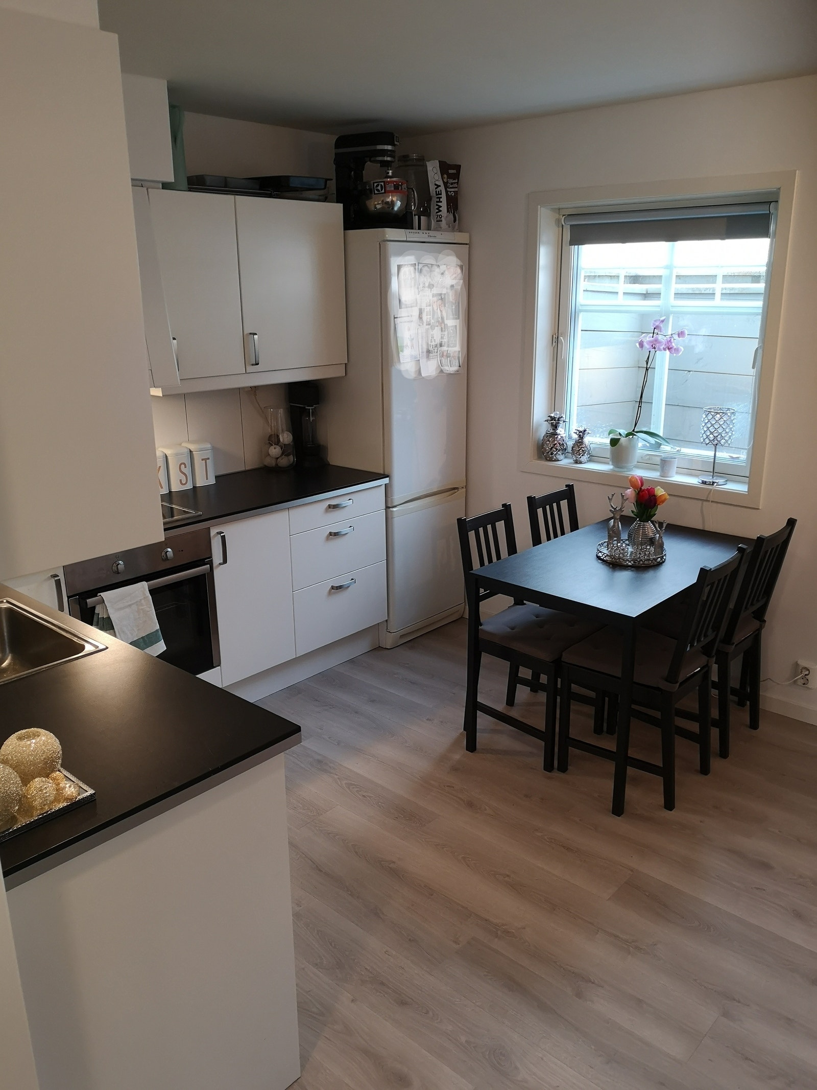 Kjøkken m/hvitevarer Galleribilde