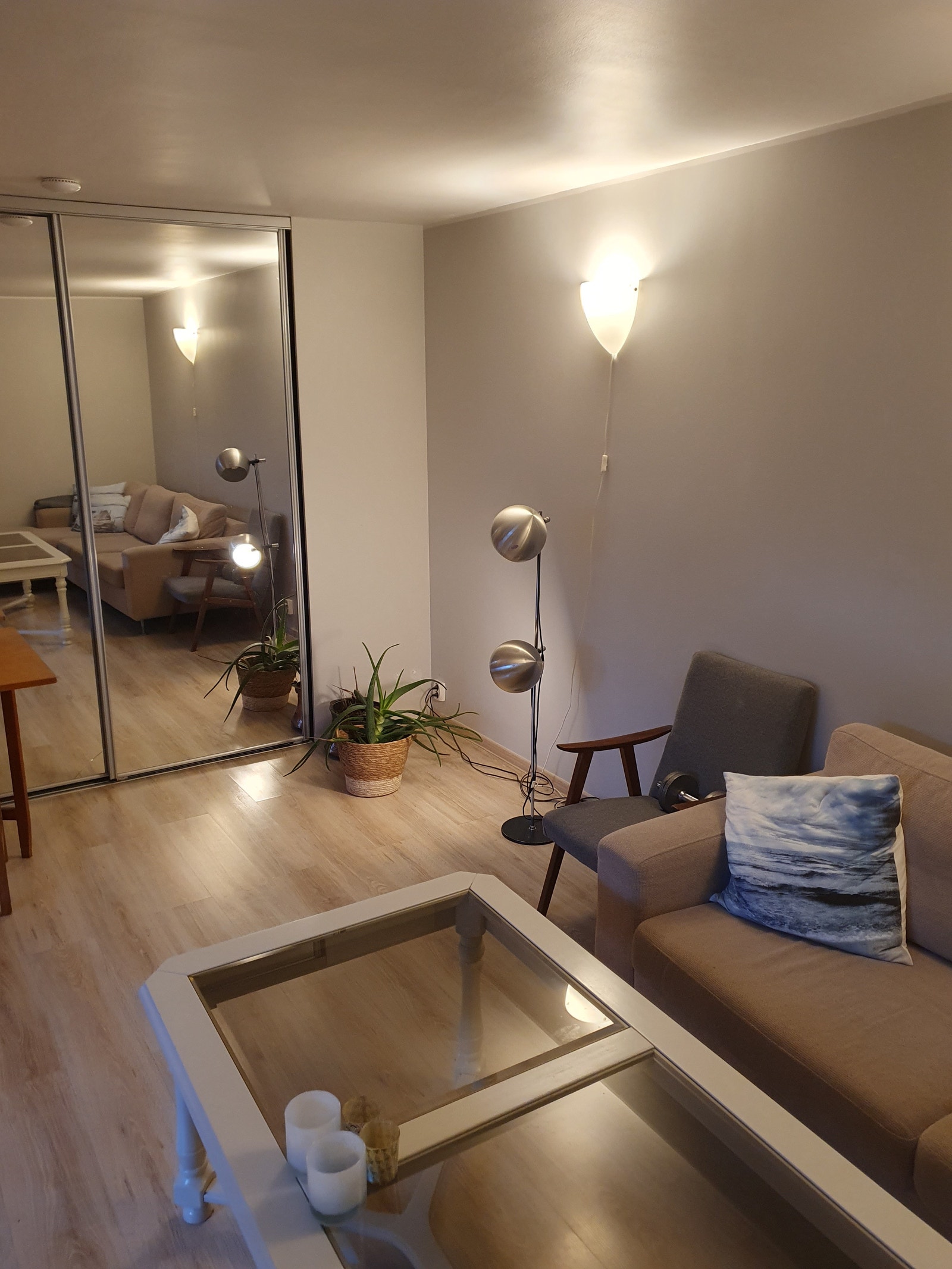 Stue og stor skyvedørsgarderobe Galleribilde