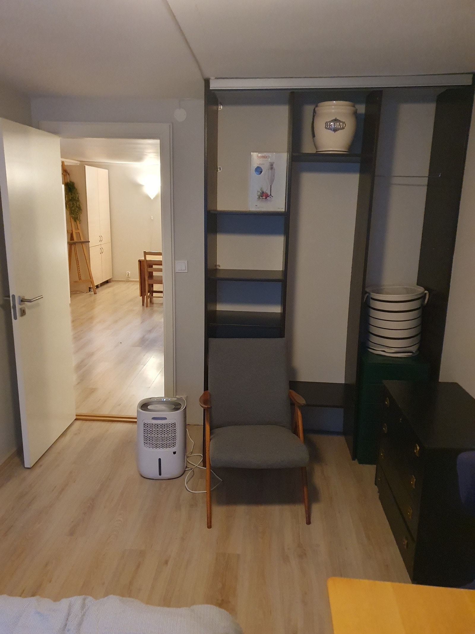 Soverom mot stue Galleribilde