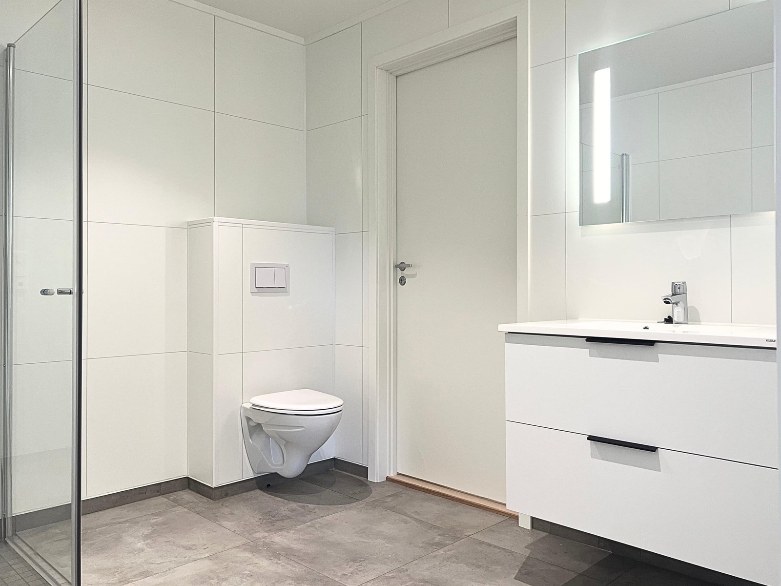 Bad/wc i underetasje. Inngang til vaskerom Galleribilde