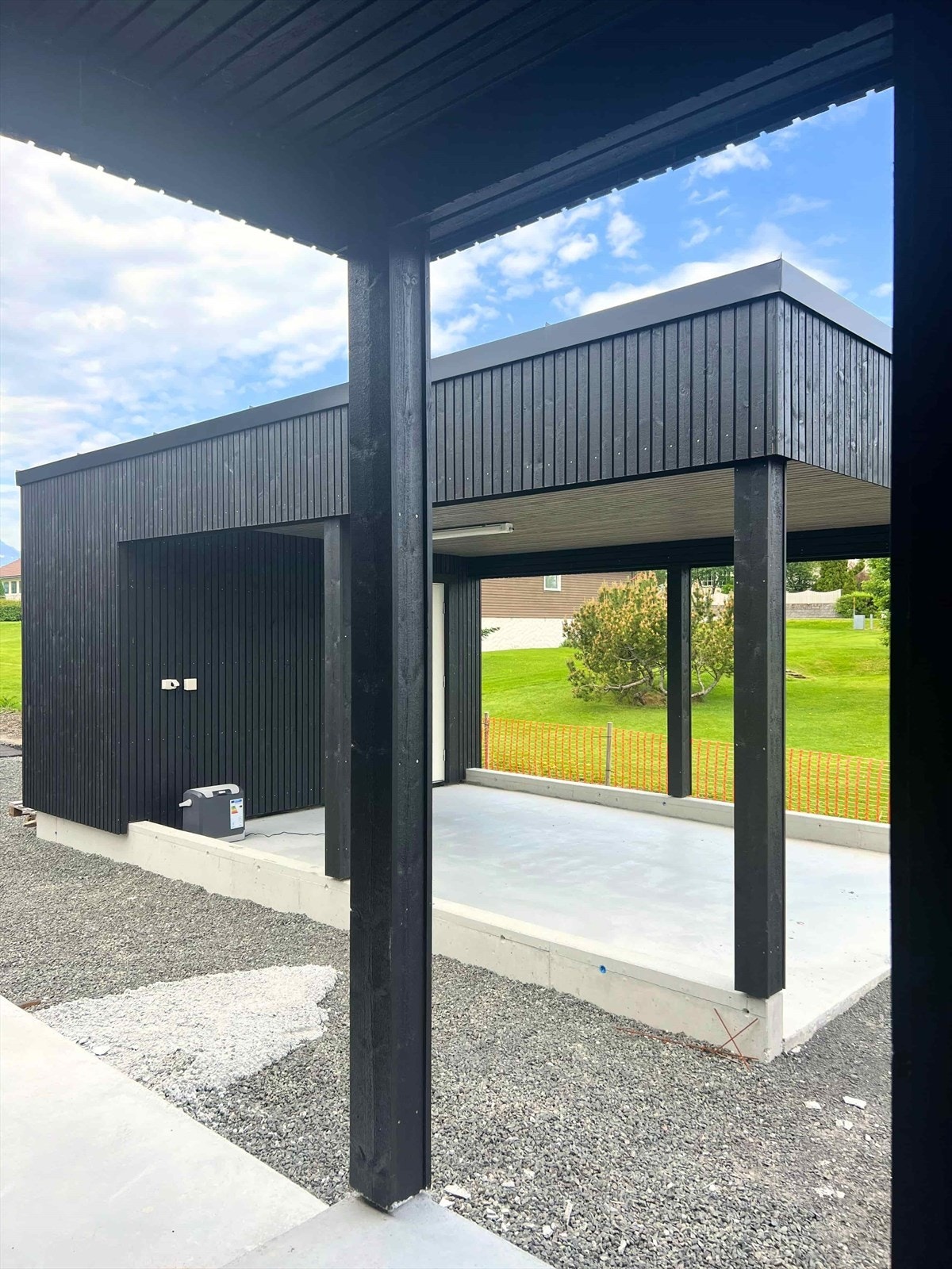 Levert med egen carport (sportsbod) like ved inngangspartiet Galleribilde