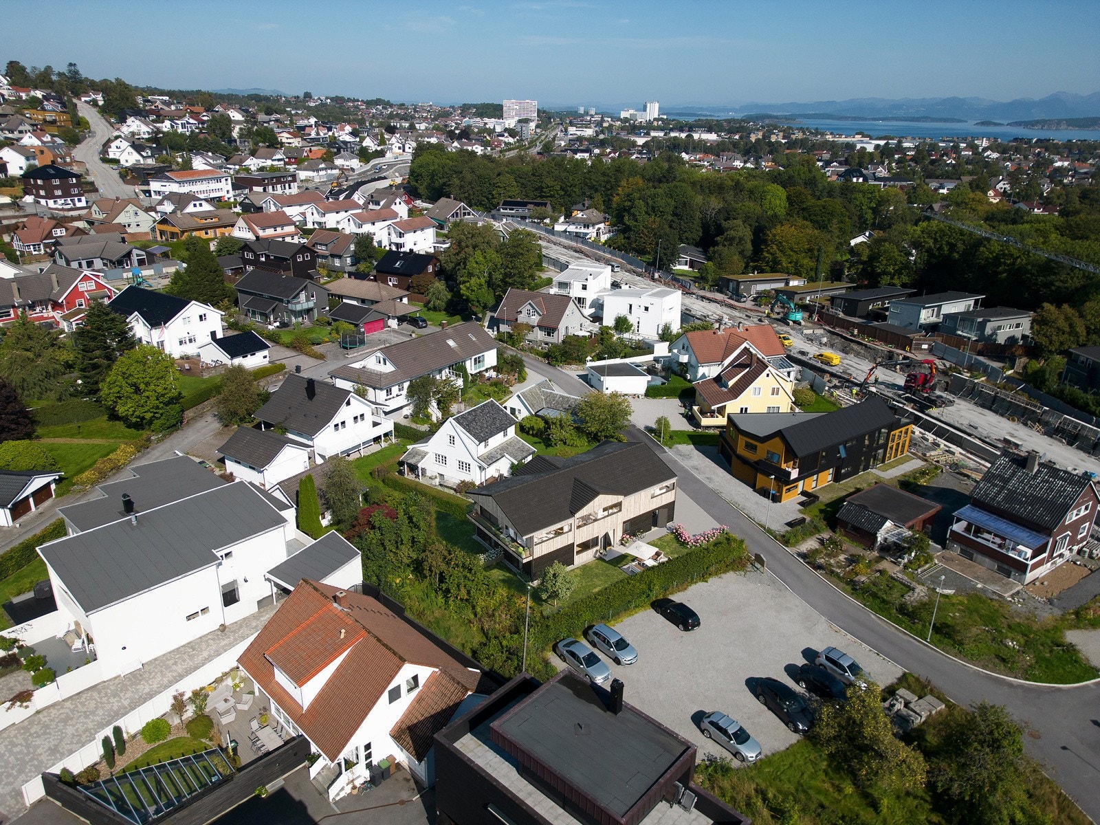 Tomannsboligen har en meget sentral beliggenhet i den meget etterspurte bydelen Hinna. Galleribilde