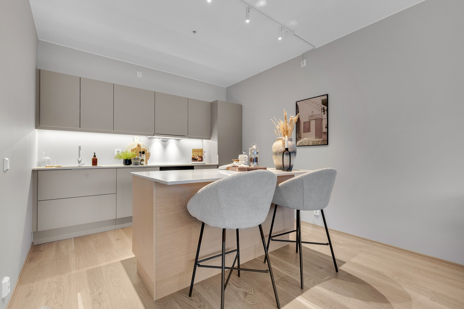 KJØKKEN| Hvitevarepakken på denne leiligheten er oppgradert til Miele med planlimt platetopp, ovn med pyrolyse og oppvaskmaskin med lav desibel. Galleribilde