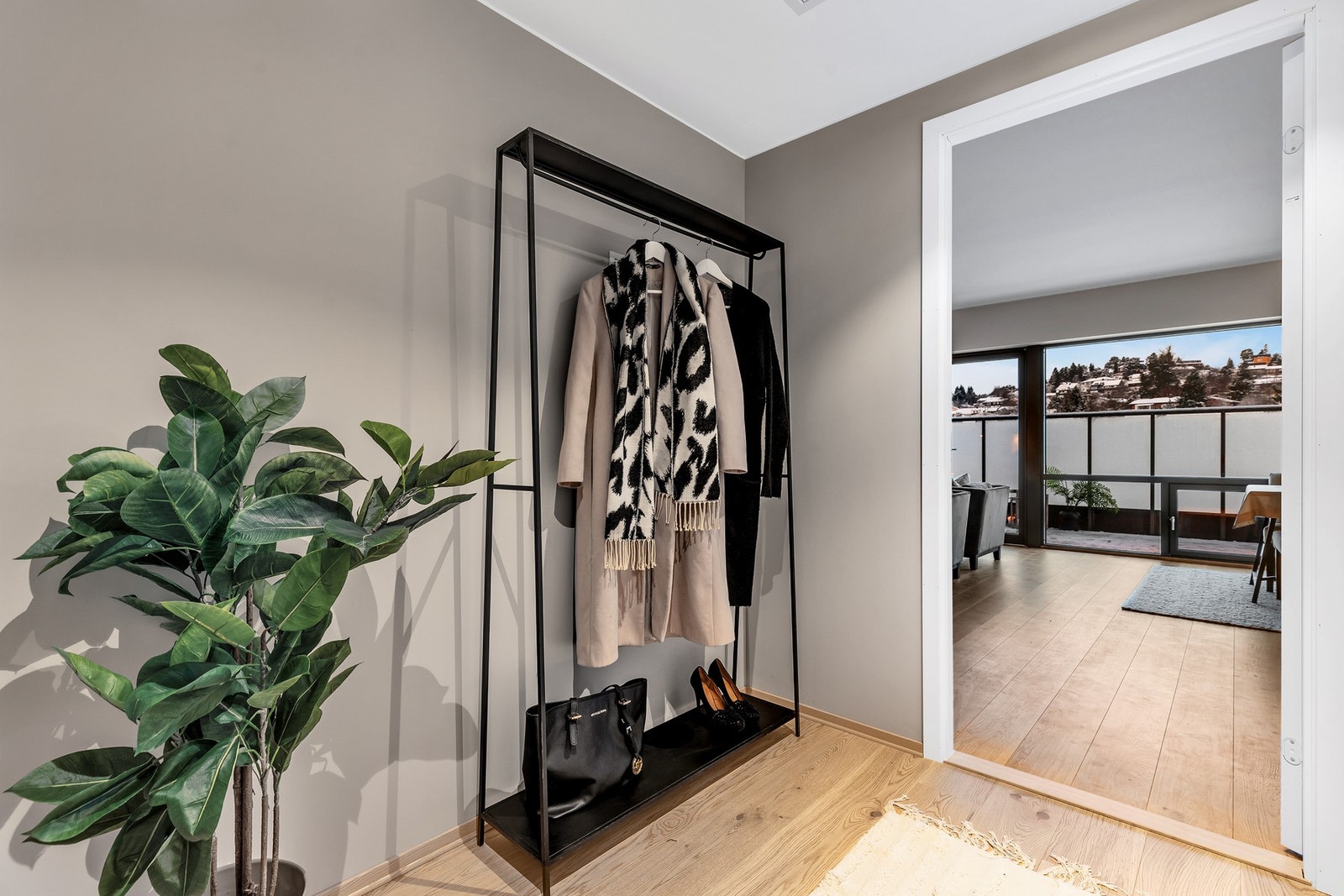 ENTRÈ| Her har man god plass til å sette opp skyvedørsgarderobe Galleribilde