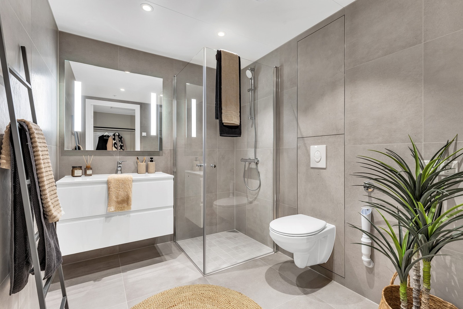 BAD| Badet har moderne innredning med delikate 60x60 flis på begge bad. Galleribilde