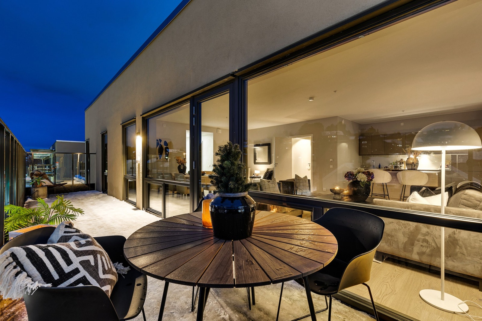 BALKONG | Leiligheten kan ny på en herlig balkong, samt en privat takterrasse Galleribilde