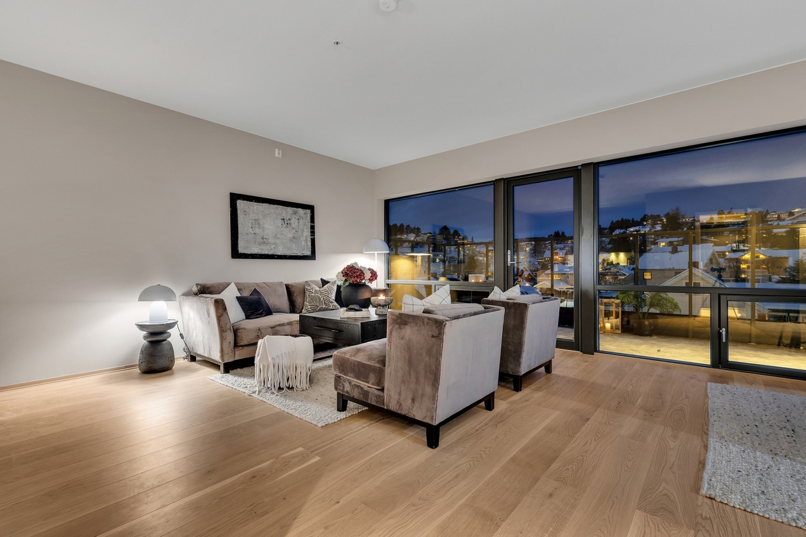 STUE| Leiligheten vil komme malt i veggfargen Jotun Hvit Lin Galleribilde