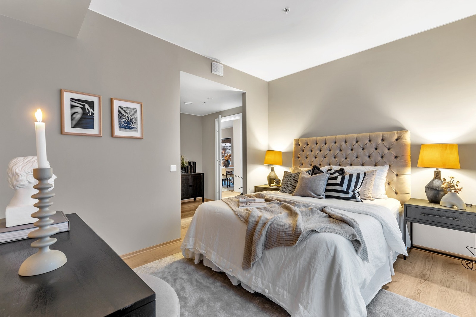 HOVEDSOVEROM | Soverommet er av god størrelse med direkte tilknytning til walk-in closet og bad. Galleribilde