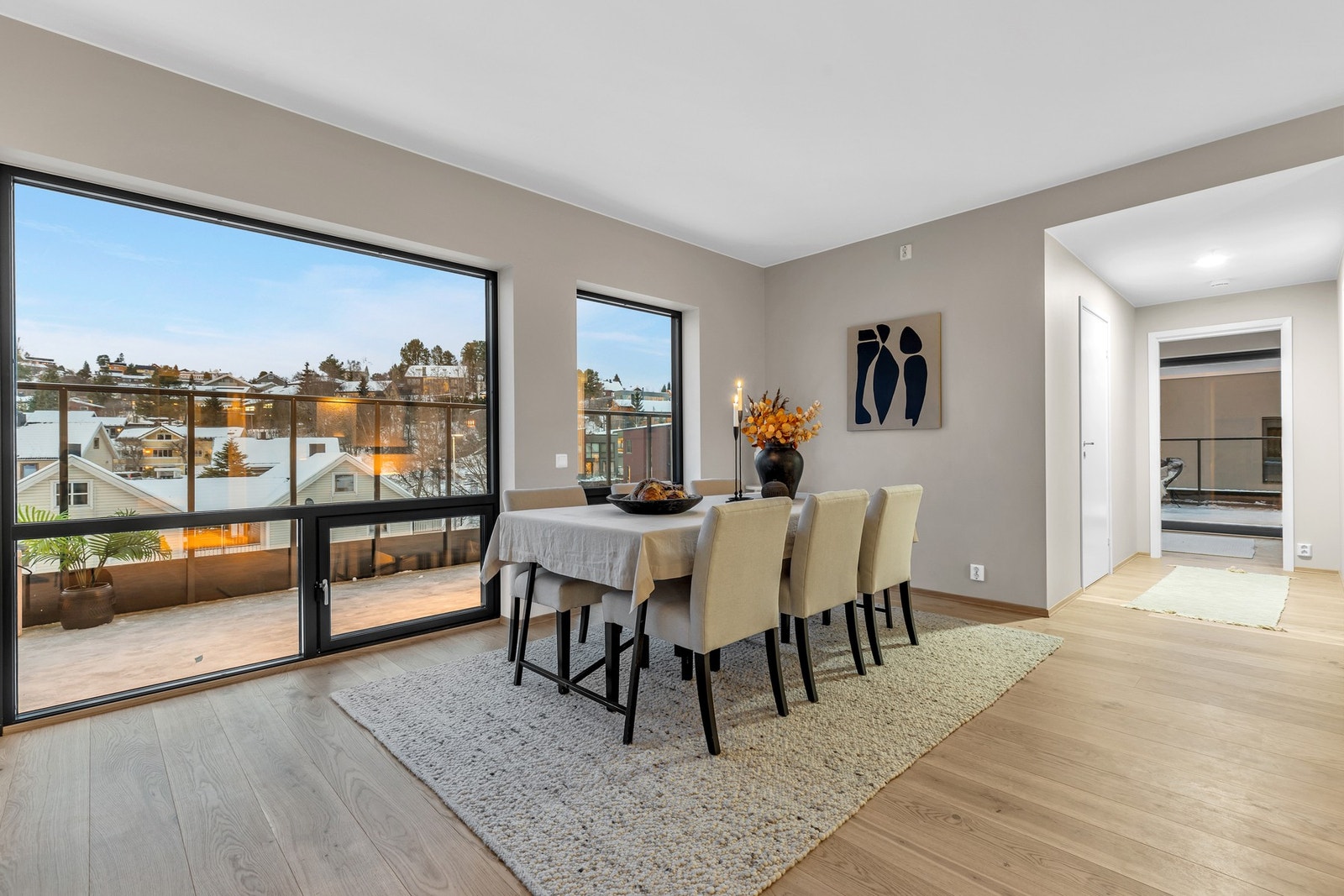 STUE| Store vindusflater gir godt med naturlig lysinnslipp. Galleribilde