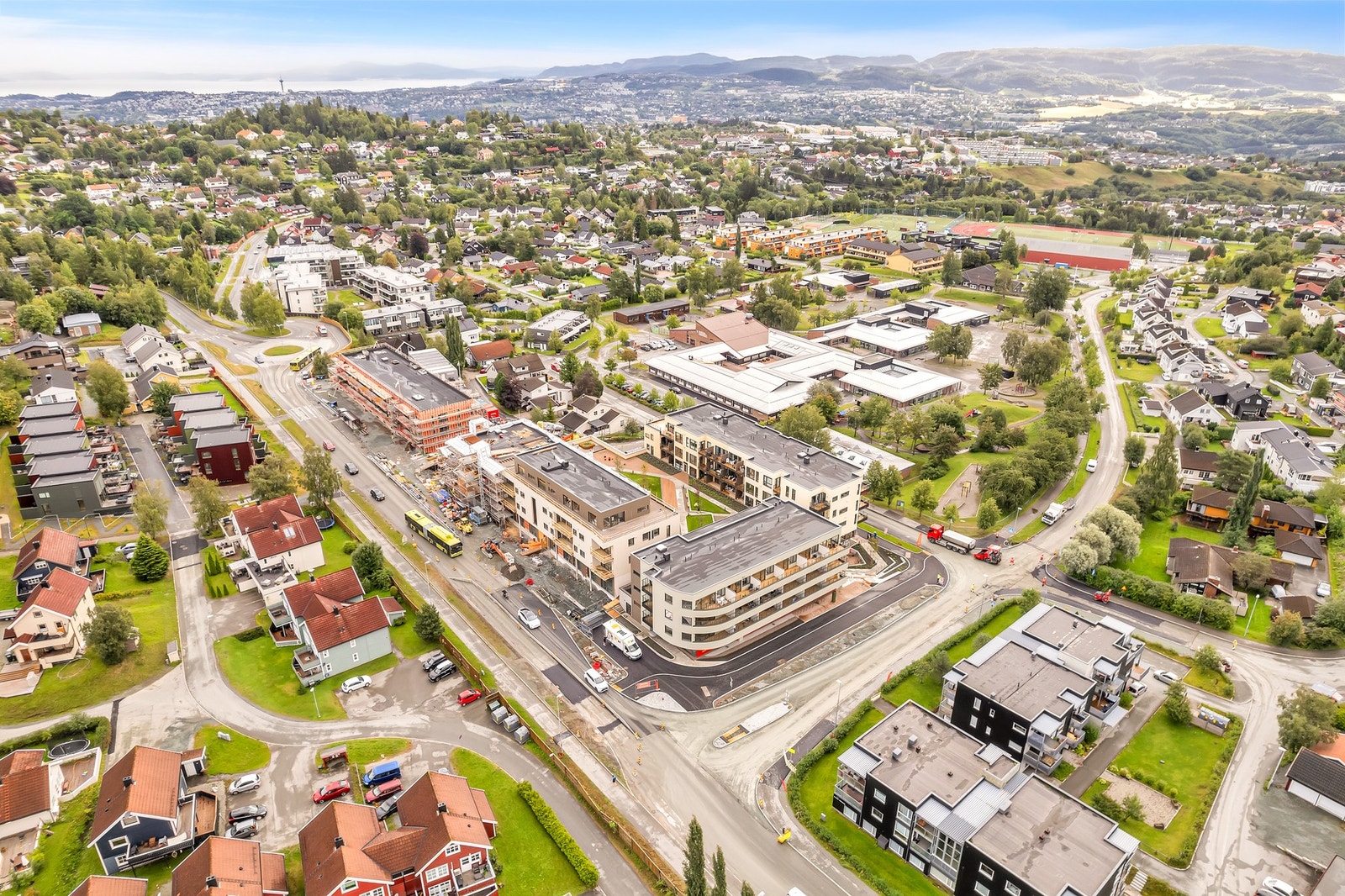 Beboerne kan benytte seg av hyggelige og grønne fellesareal mellom byggene. Galleribilde