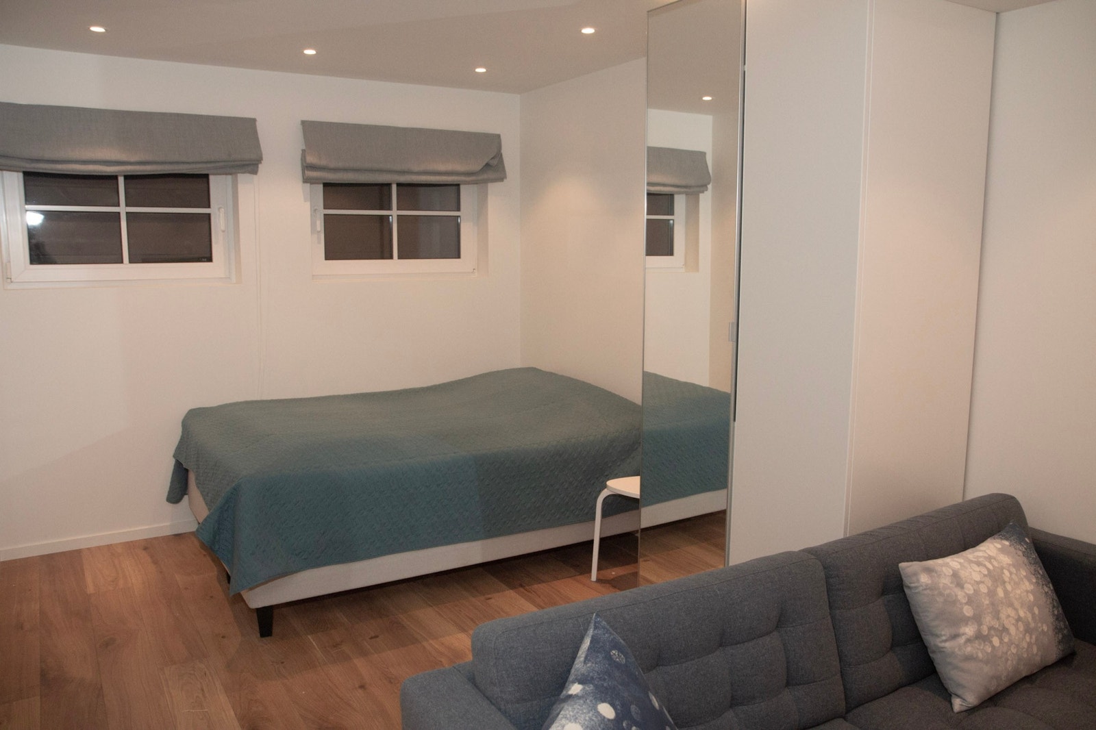 Moderne sofa og romslig garderobeskap Galleribilde